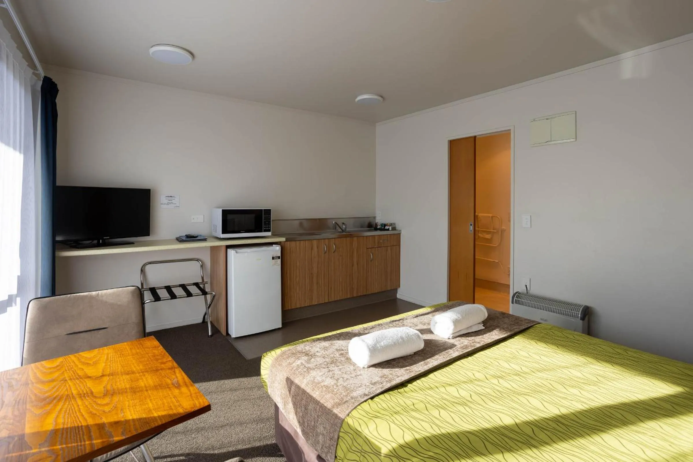 Photo of the whole room, Bed in Alpine Glacier Motel