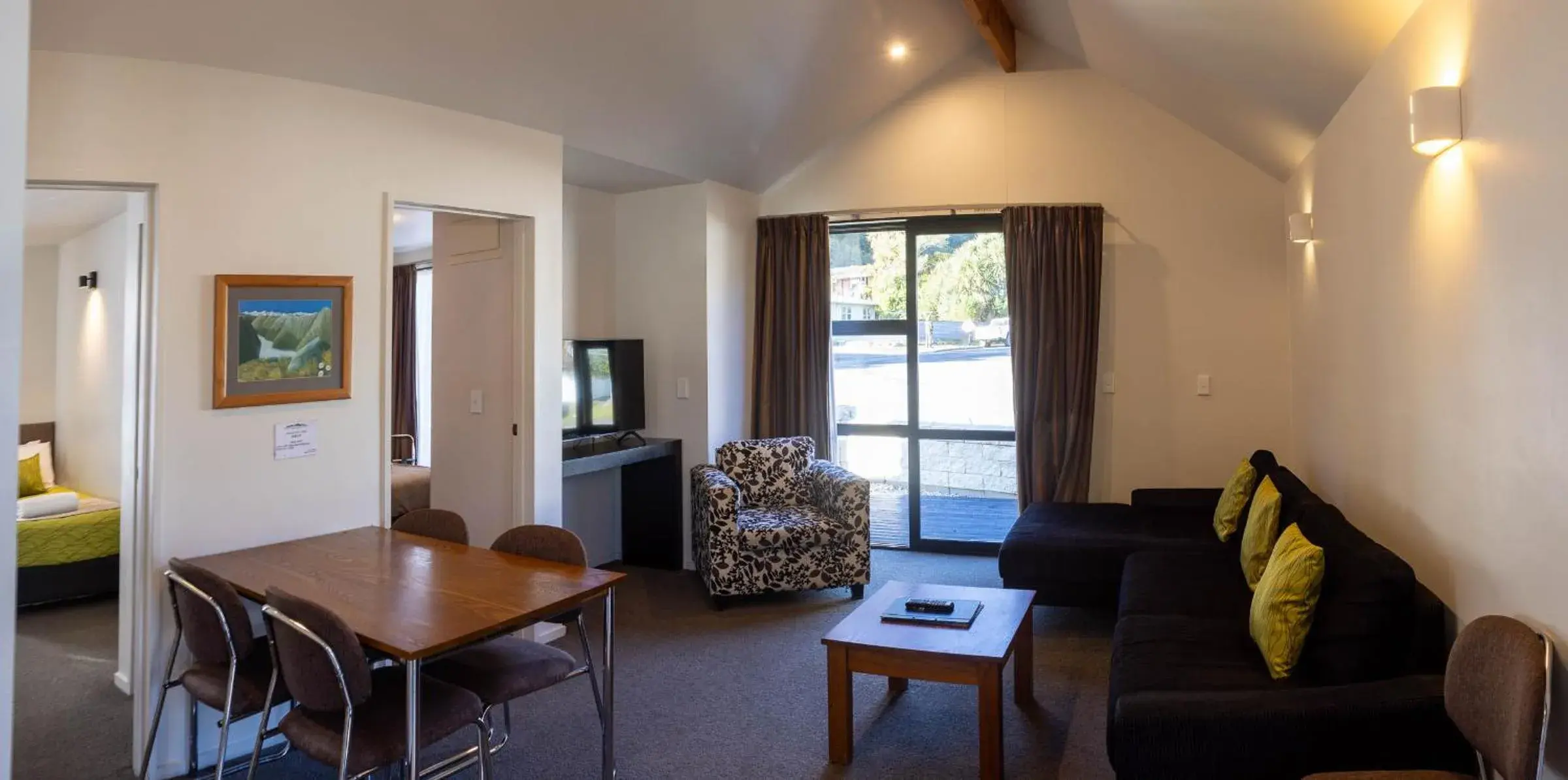 Living room in Alpine Glacier Motel Living room in Alpine Glacier Motel