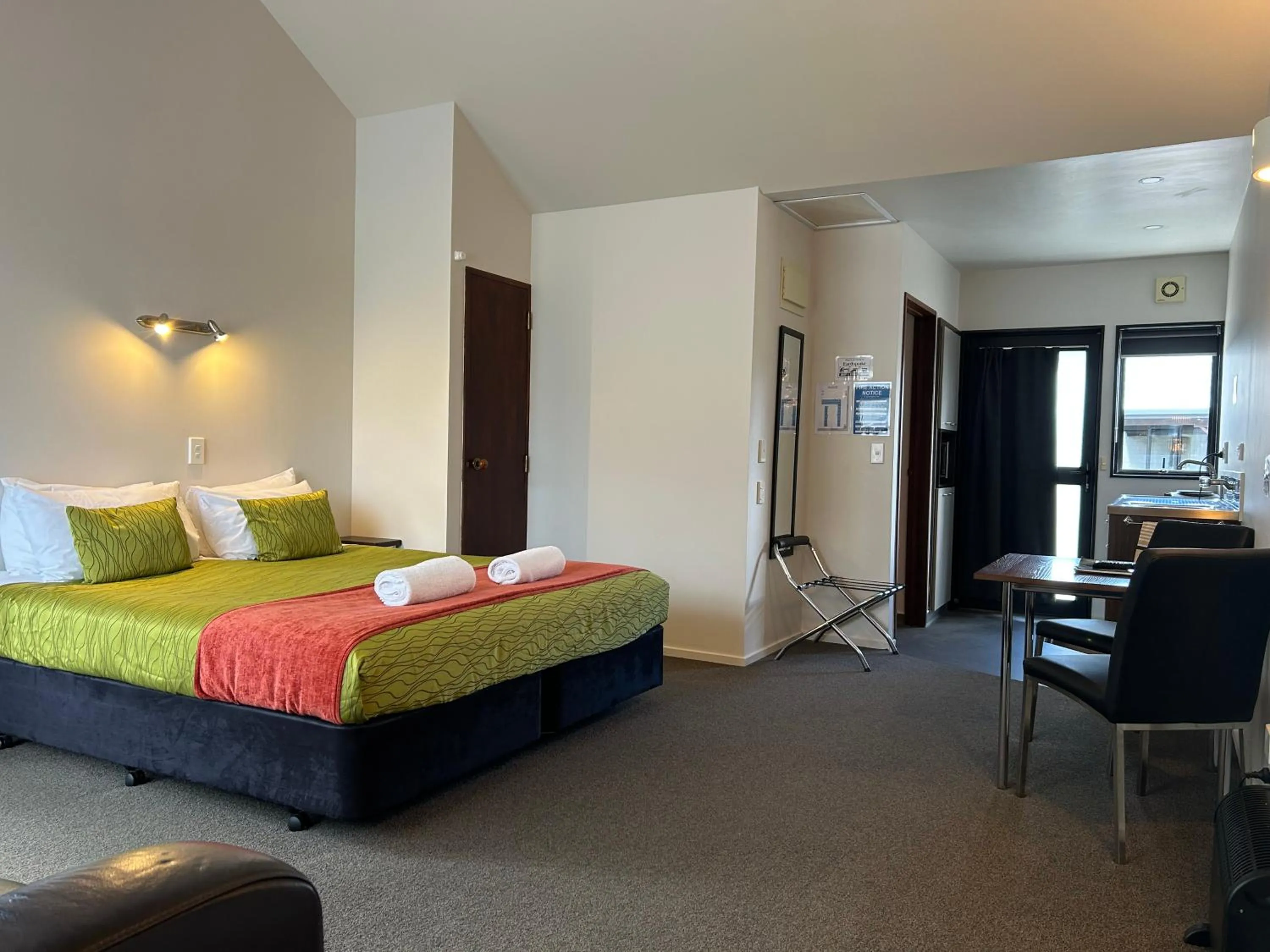 Photo of the whole room, Bed in Alpine Glacier Motel