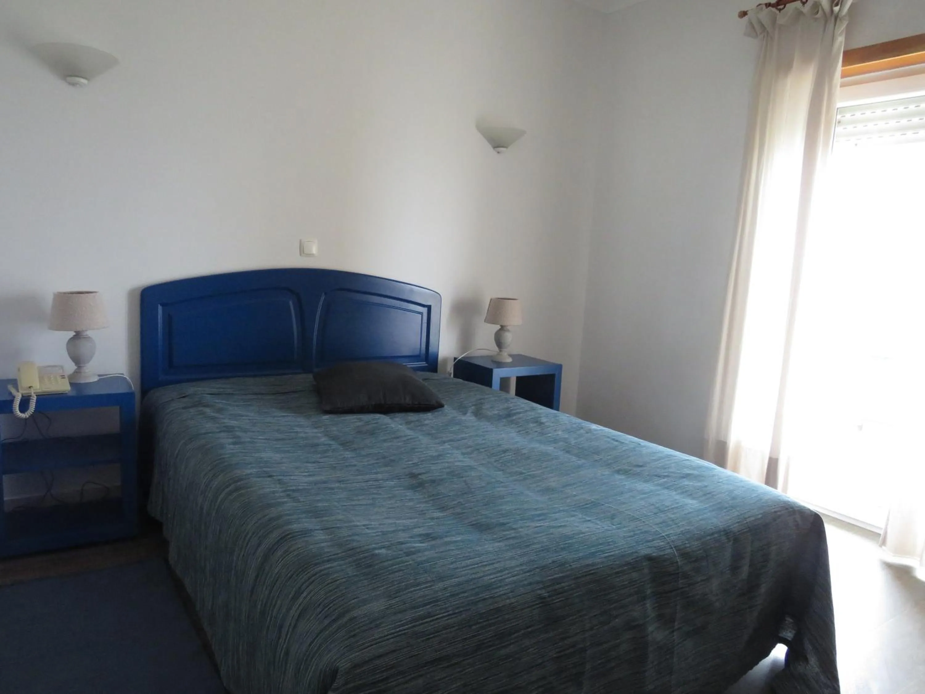 Property building, Bed in Hotel Apartamento Praia Azul