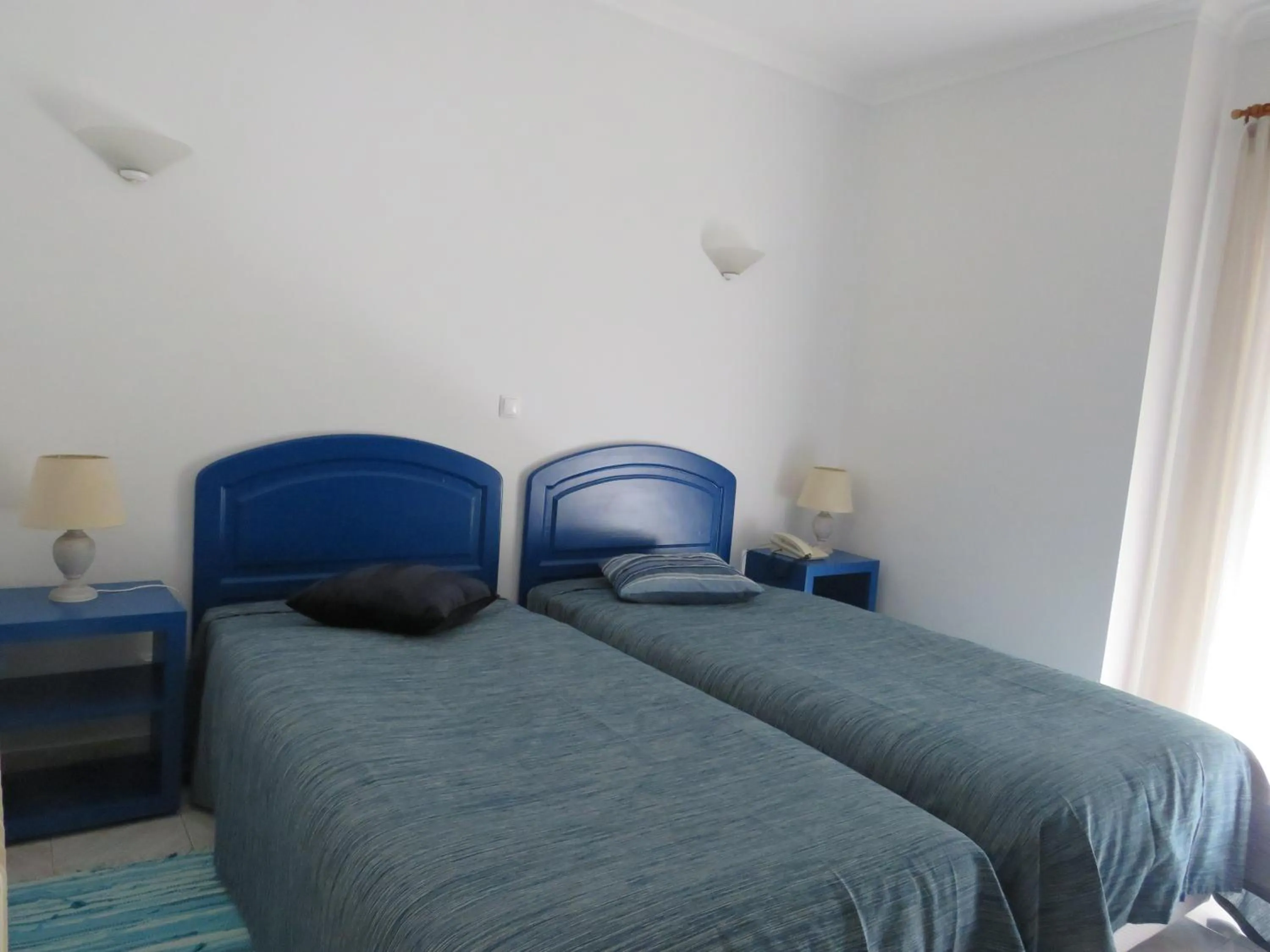 Property building, Bed in Hotel Apartamento Praia Azul