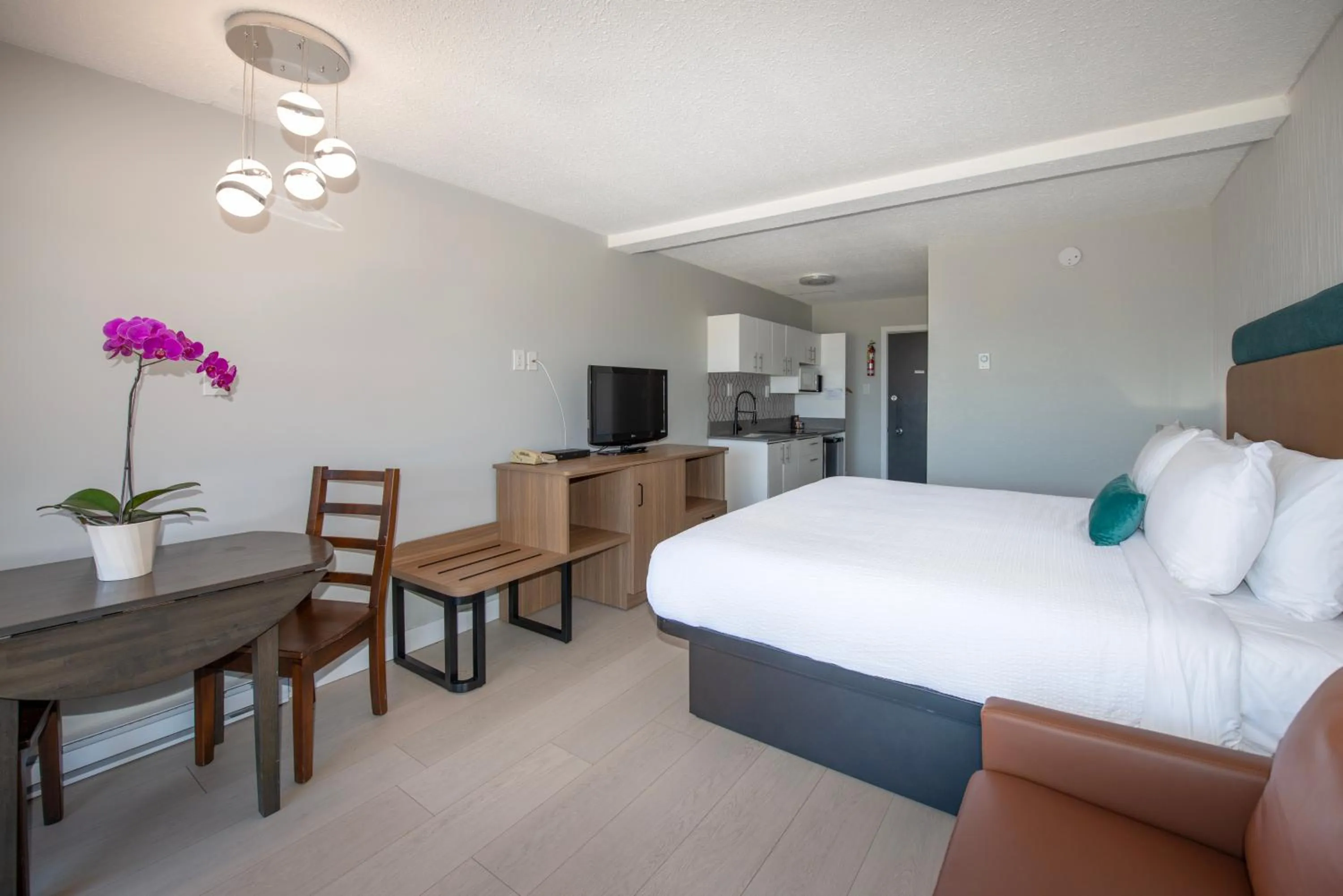 Bedroom, Bed in Sea Edge Beachside Hotel