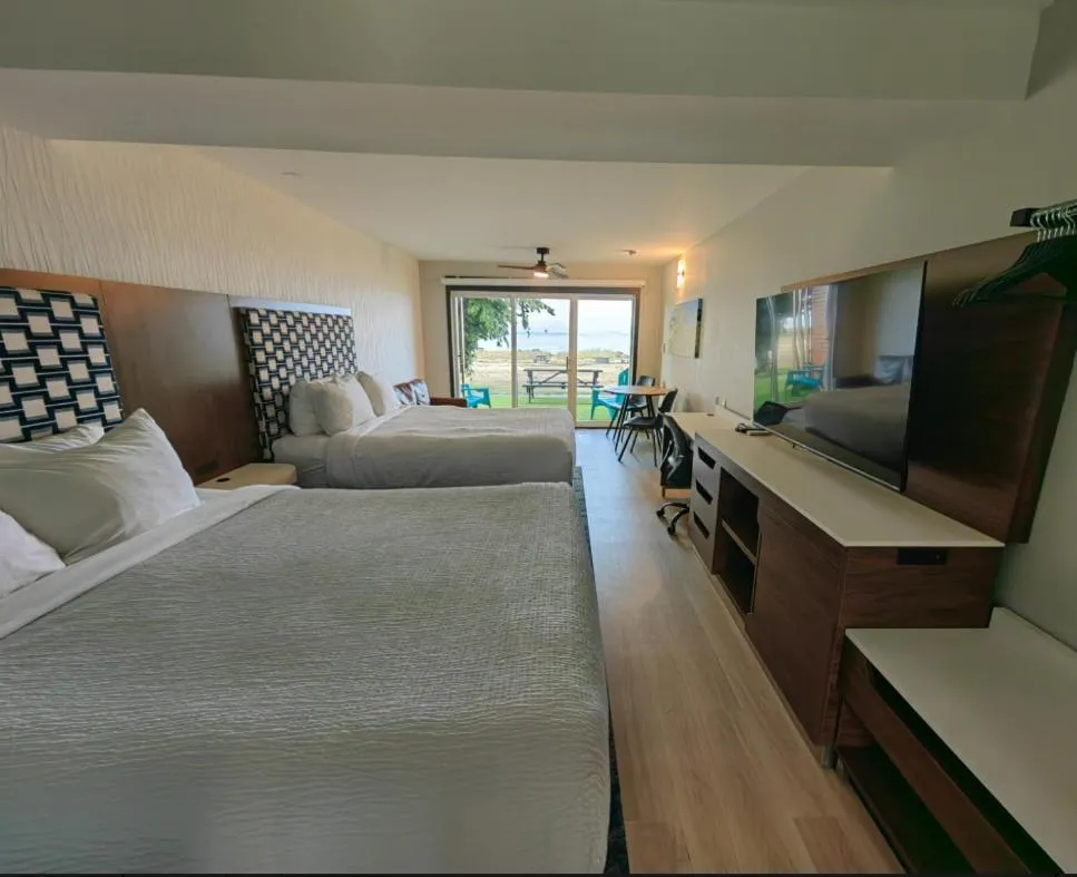 Bed in Sea Edge Beachside Hotel