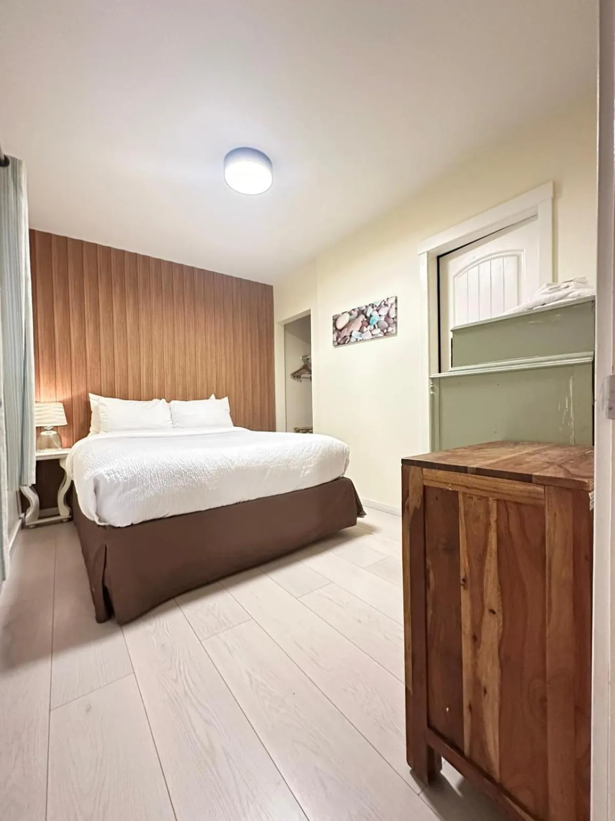 Bedroom, Bed in Sea Edge Beachside Hotel