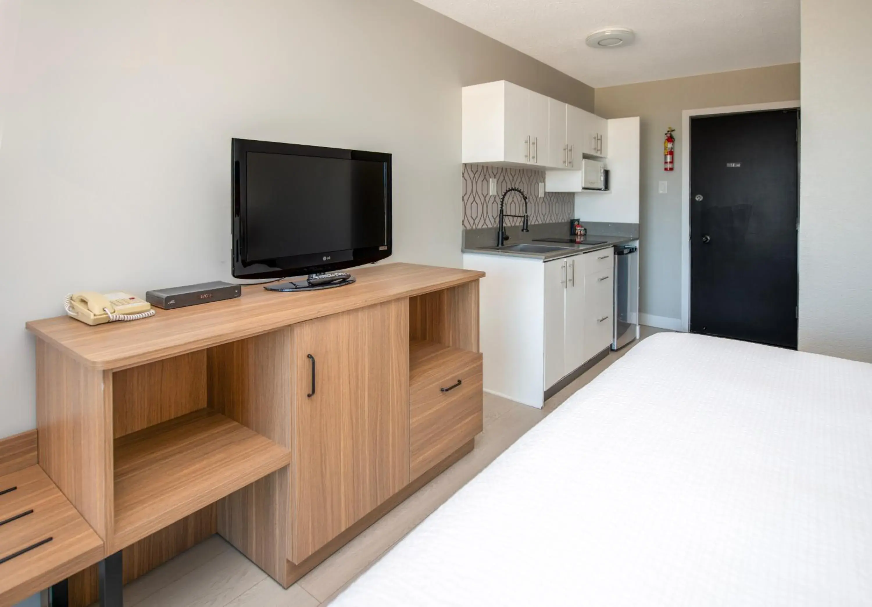 Photo of the whole room, Bed in Sea Edge Beachside Hotel Photo of the whole room, Bed in Sea Edge Beachside Hotel