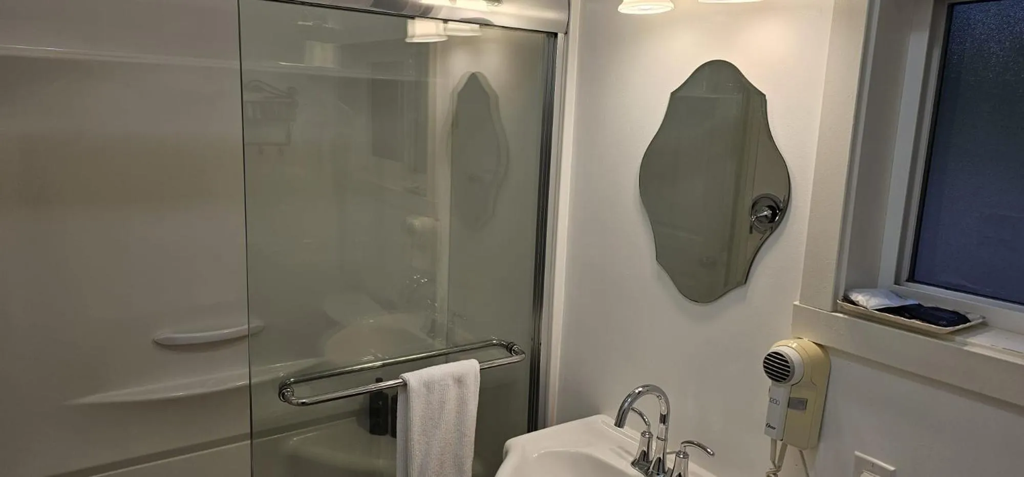 Sea Edge Beachside Hotel