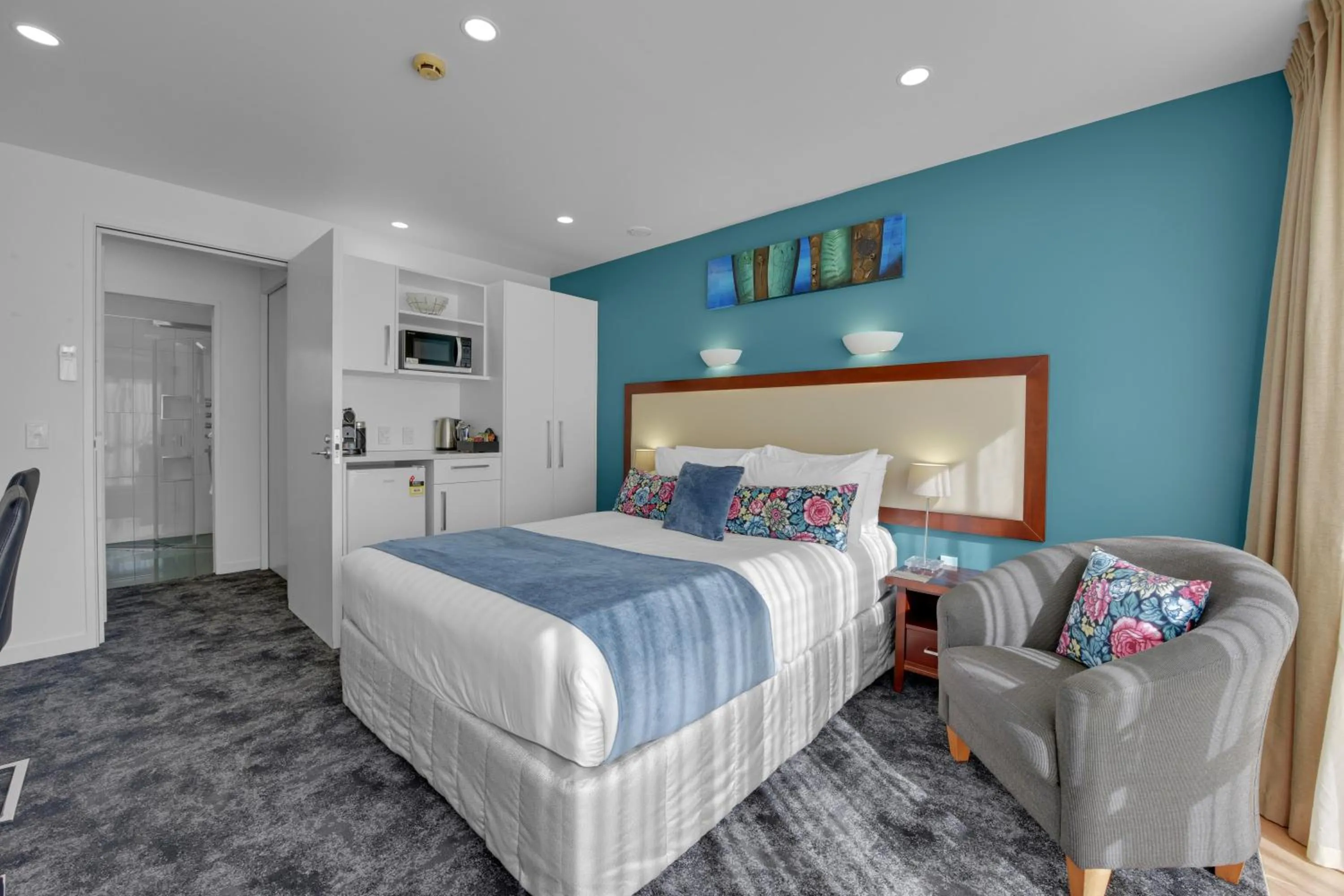 Bedroom, Bed in Delorenzo Studio Apartments