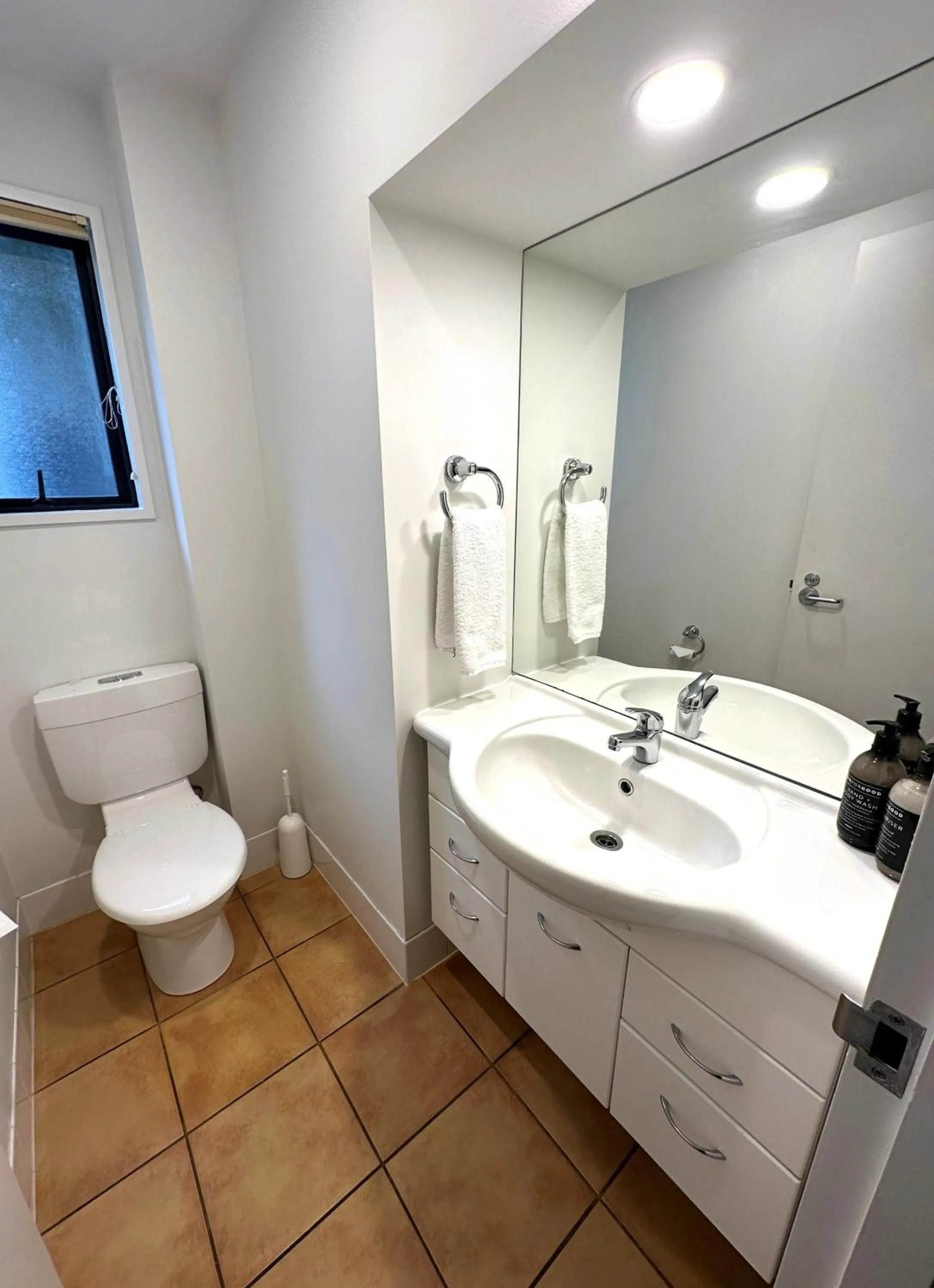 Toilet in Delorenzo Studio Apartments