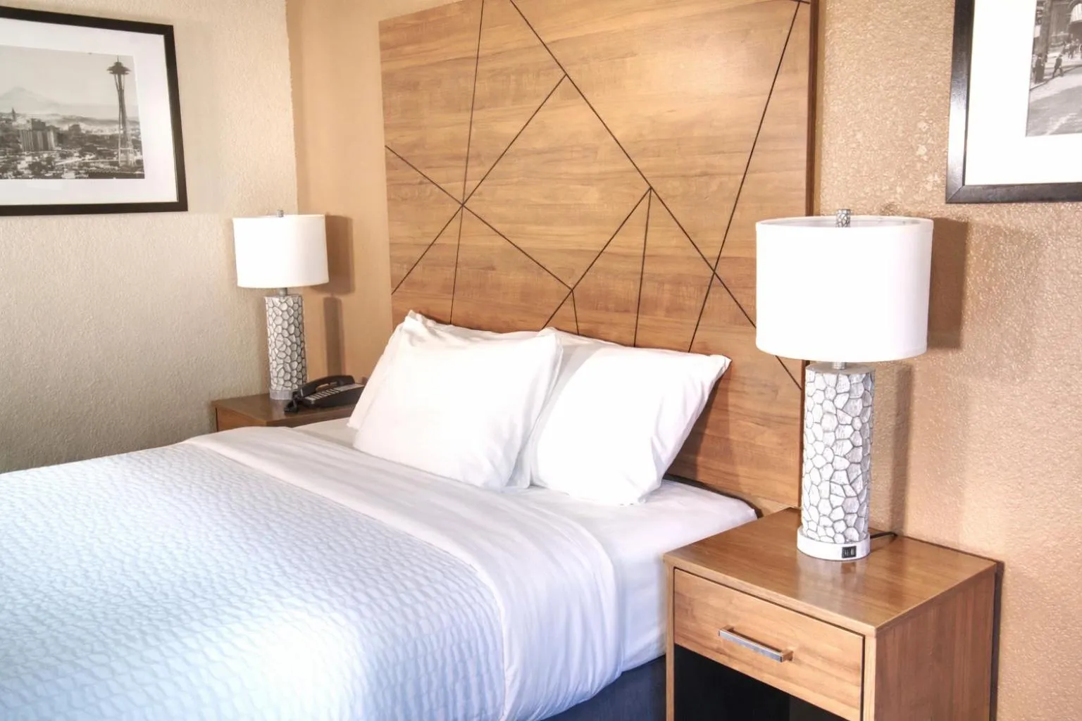 Bed in Americas Best Value Inn Lynnwood