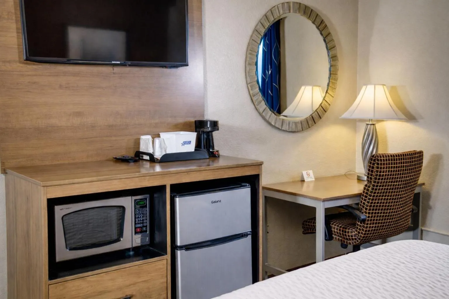 TV and multimedia, Bed in Americas Best Value Inn Lynnwood