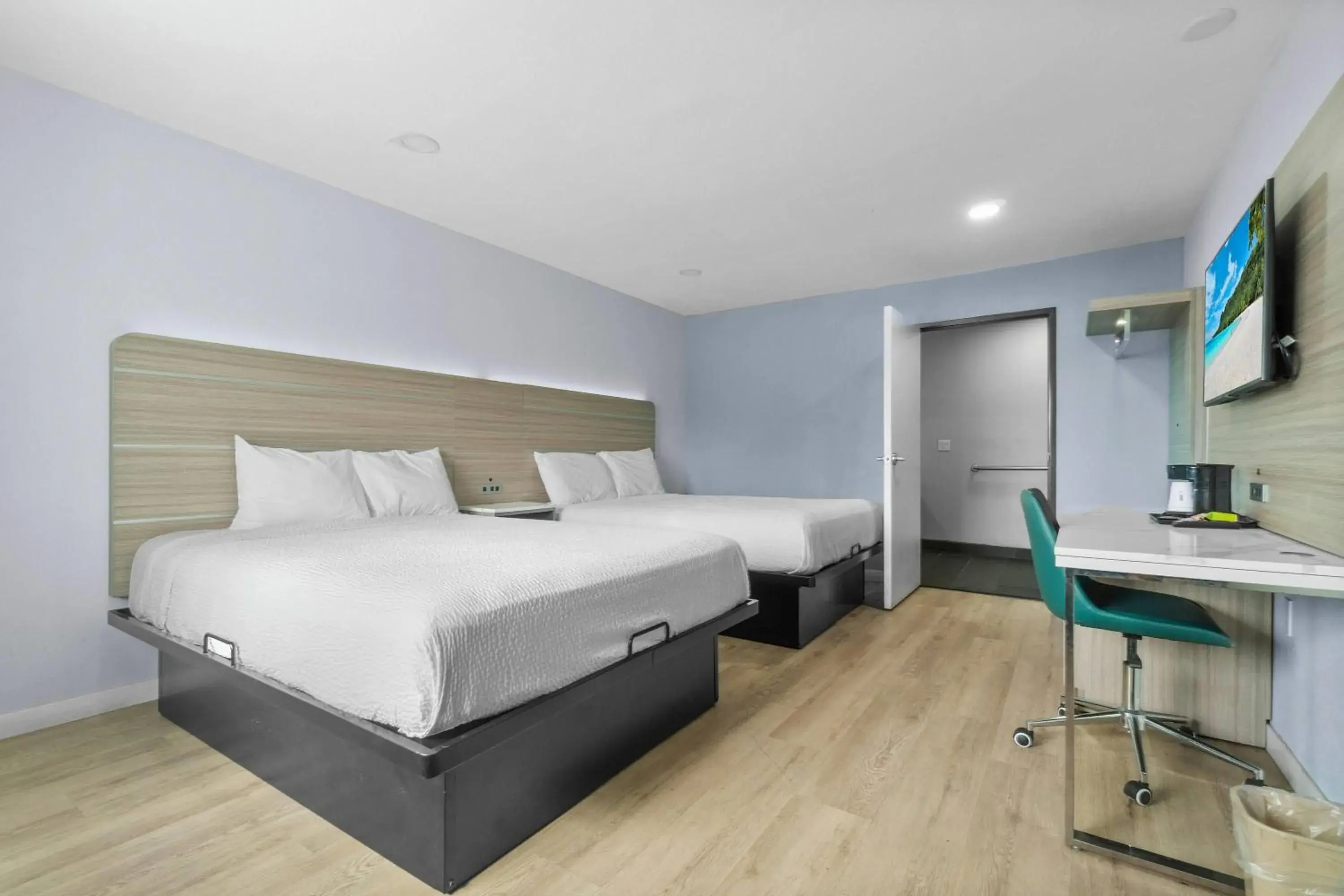 Photo of the whole room, Bed in Travelodge by Wyndham Fairplex Pomona Photo of the whole room, Bed in Travelodge by Wyndham Fairplex Pomona