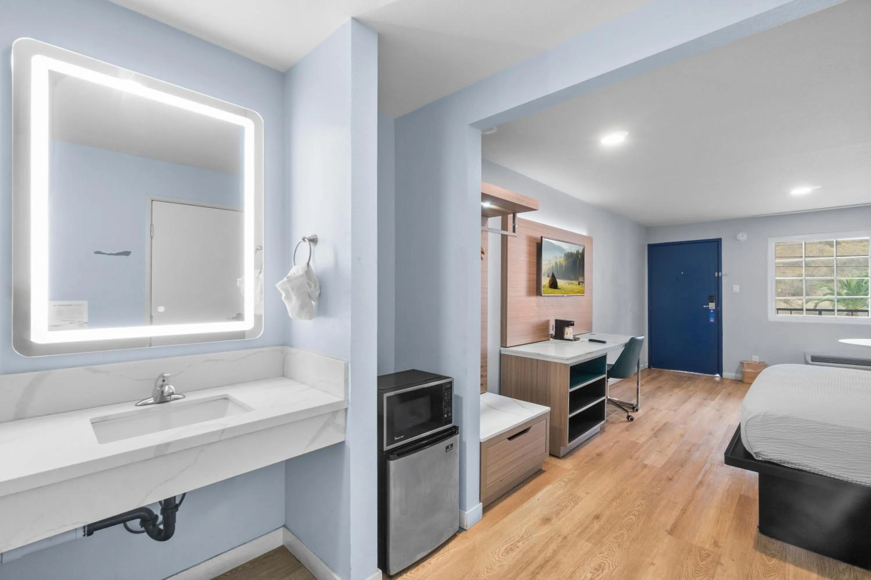 hair dresser, Bed in Travelodge by Wyndham Fairplex Pomona