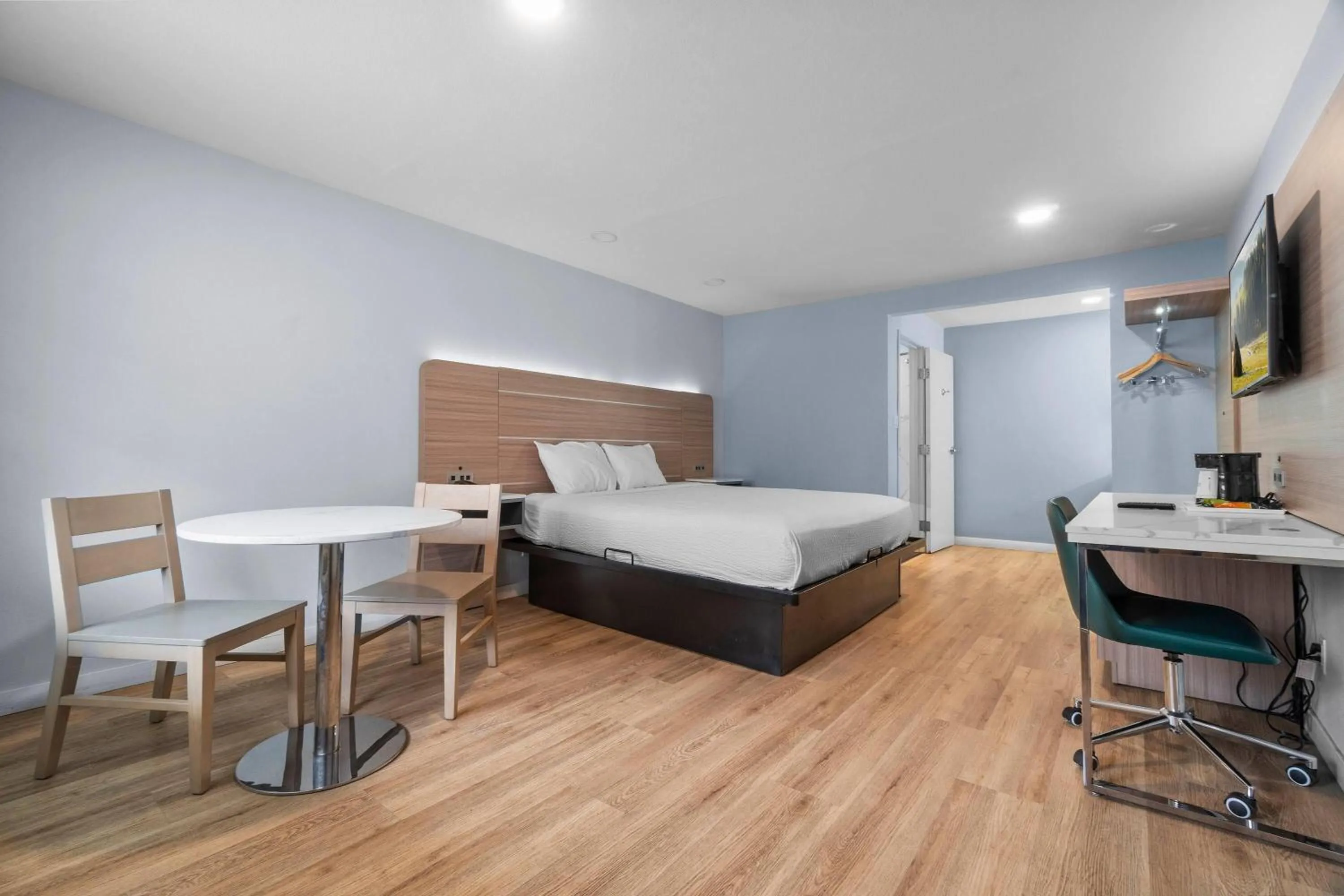 Photo of the whole room, Bed in Travelodge by Wyndham Fairplex Pomona