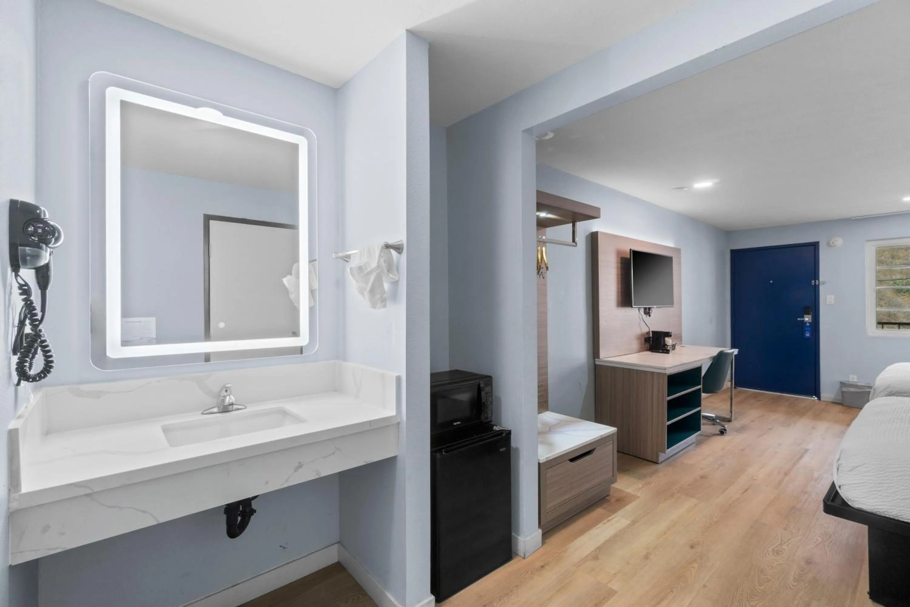 Bedroom, Bed in Travelodge by Wyndham Fairplex Pomona