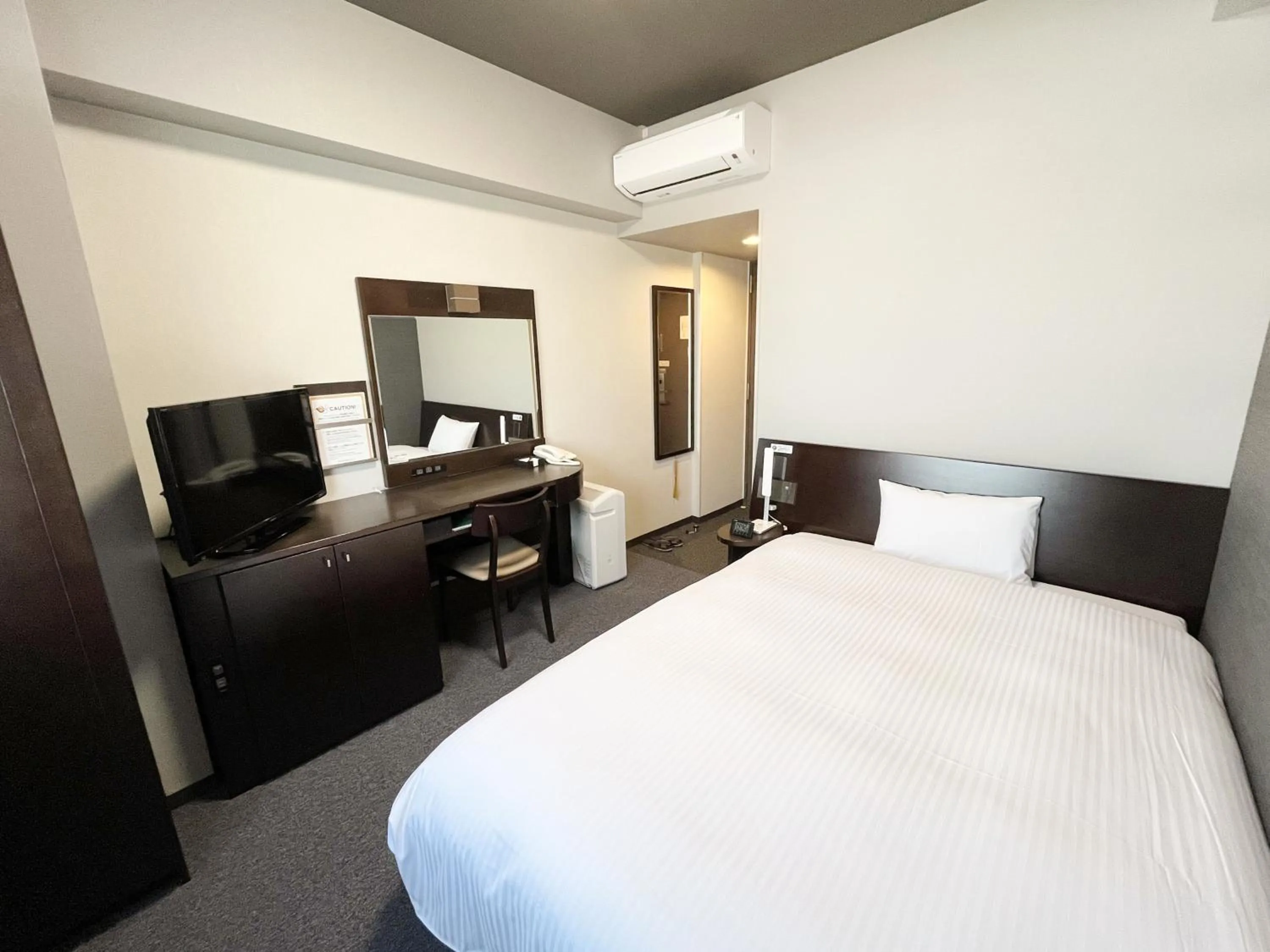 Photo of the whole room, Bed in Hotel Route-Inn Sakaide-Kita Inter