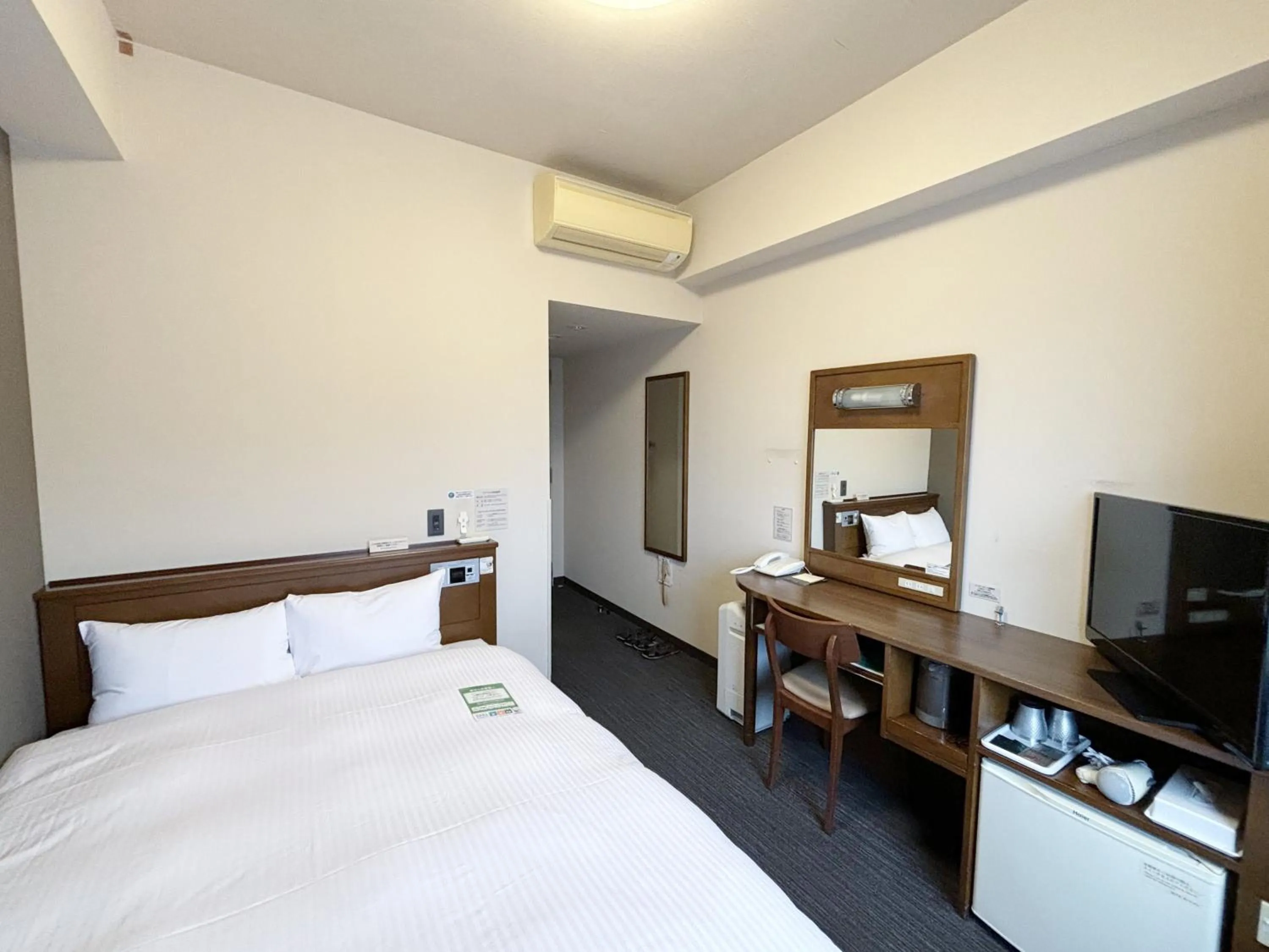 Photo of the whole room, Bed in Hotel Route-Inn Sakaide-Kita Inter