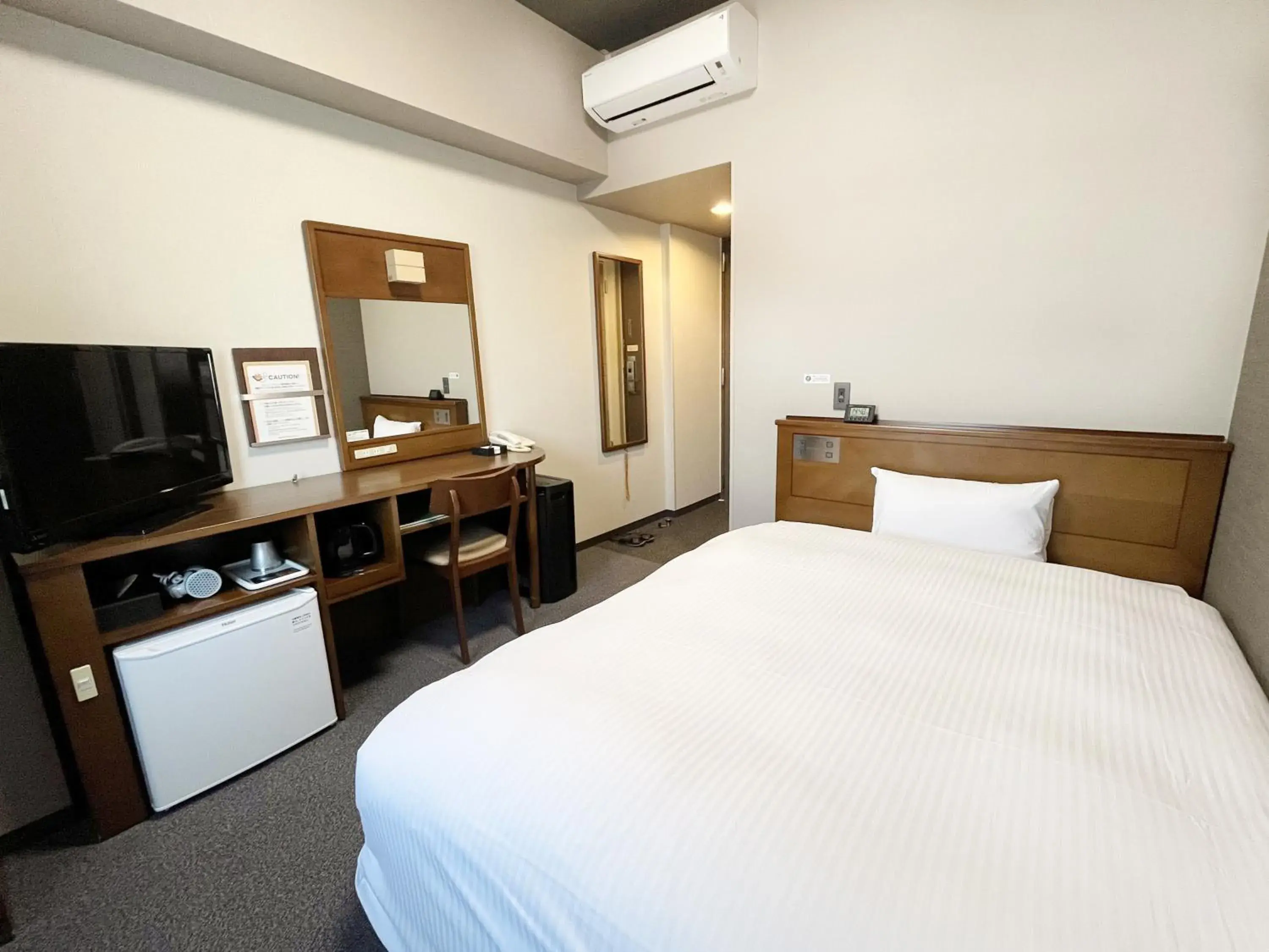 Photo of the whole room, Bed in Hotel Route-Inn Sakaide-Kita Inter Photo of the whole room, Bed in Hotel Route-Inn Sakaide-Kita Inter