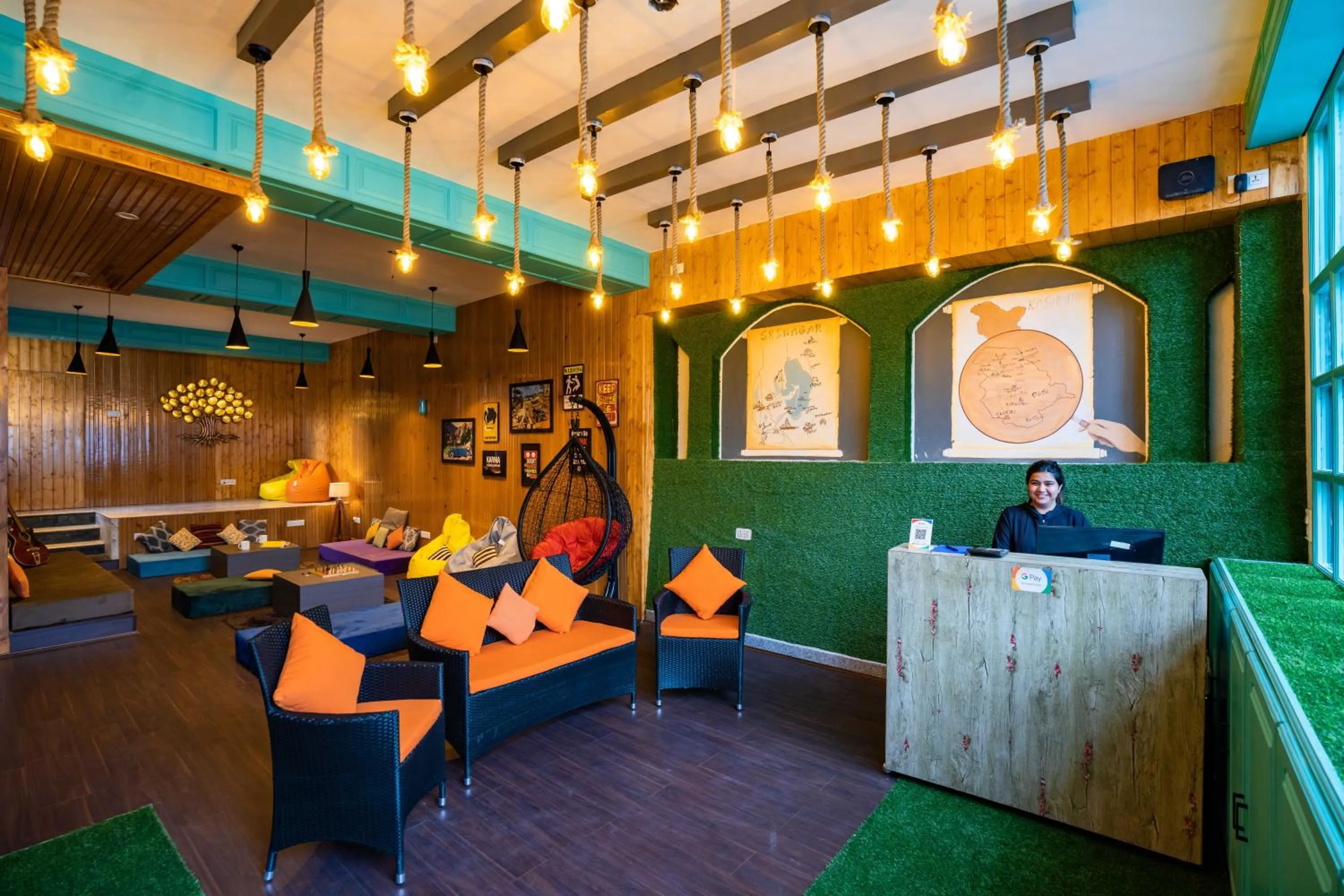 Communal lounge/ TV room in Zostel Srinagar