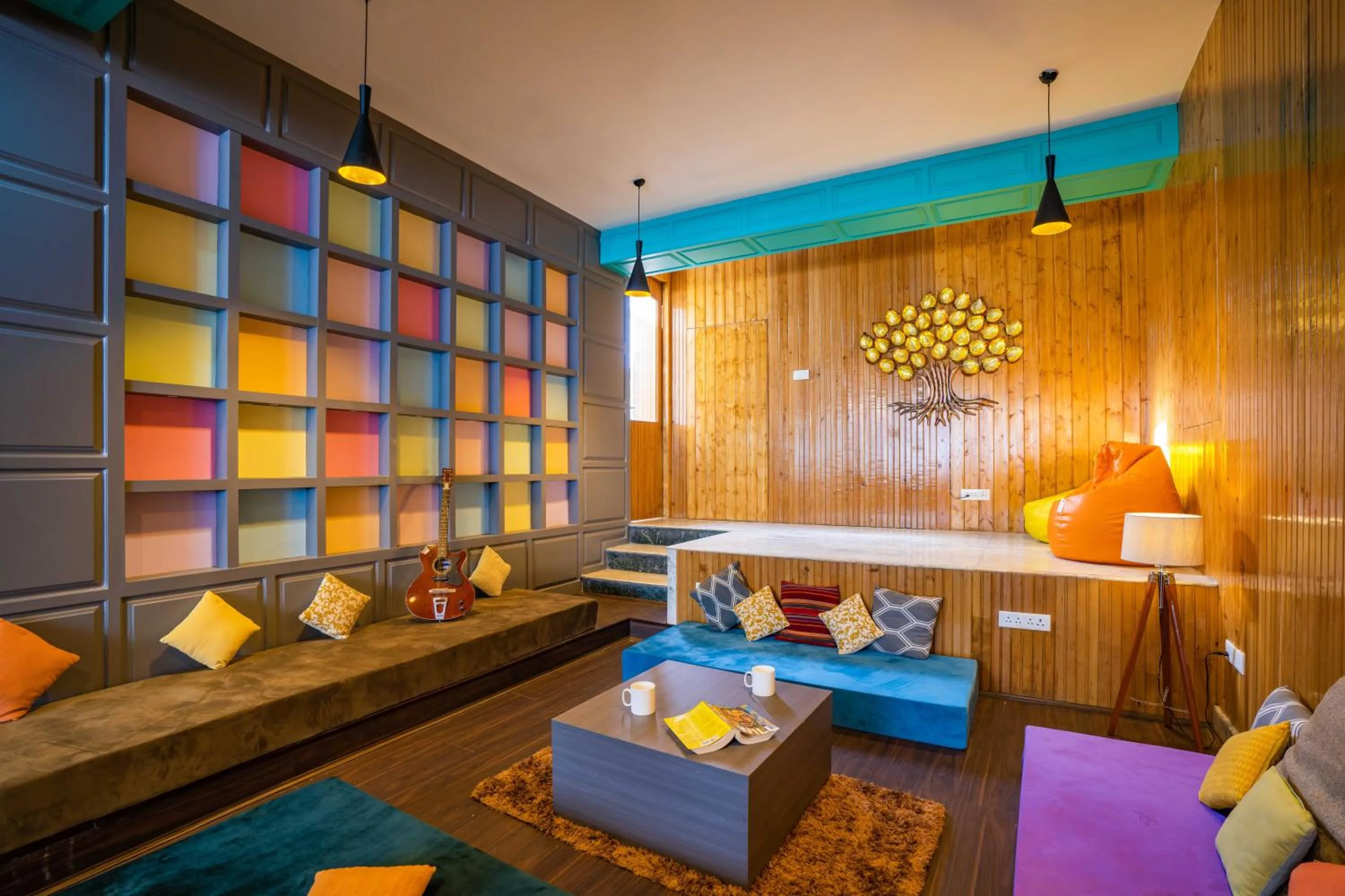 Communal lounge/ TV room in Zostel Srinagar