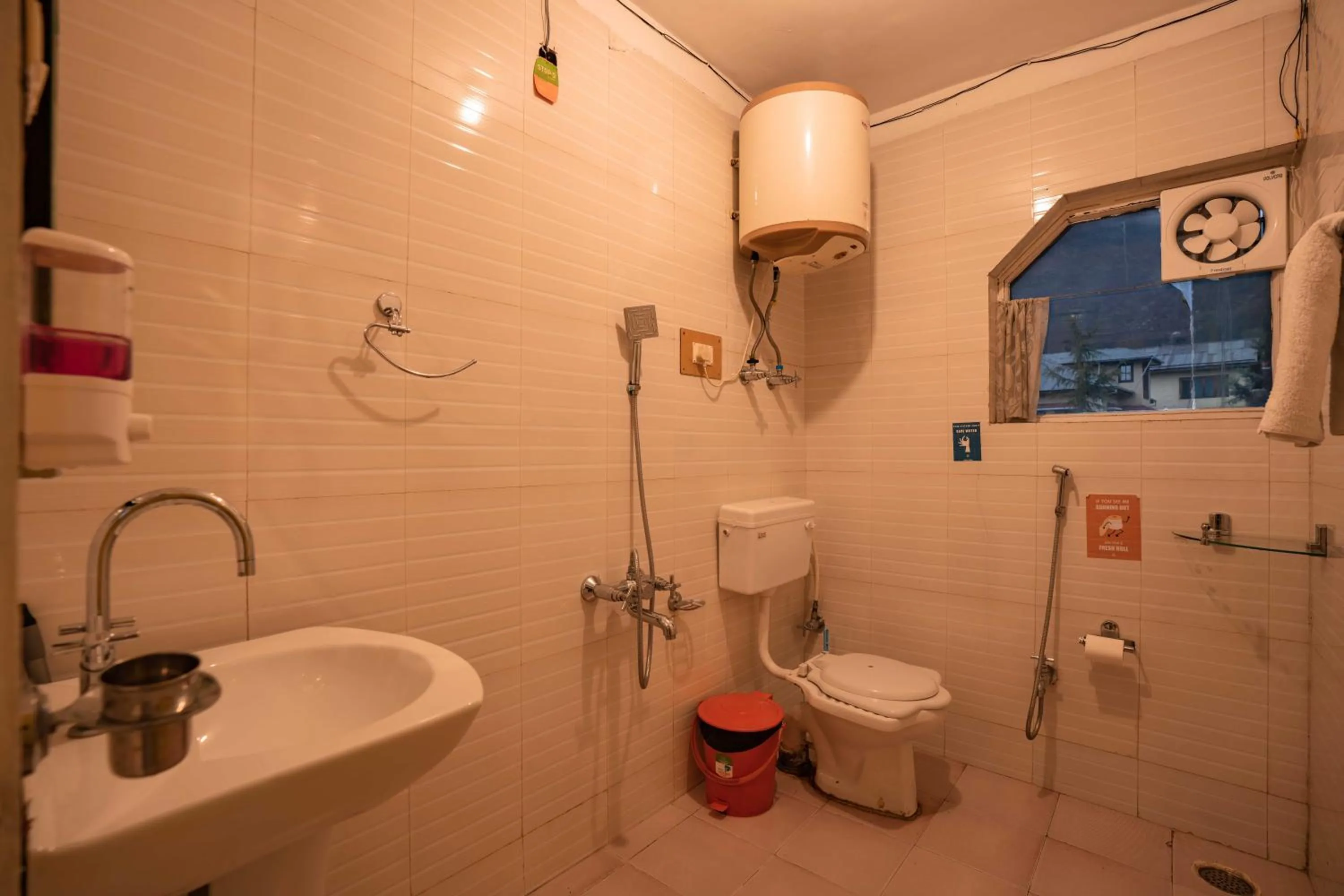 Shower in Zostel Srinagar
