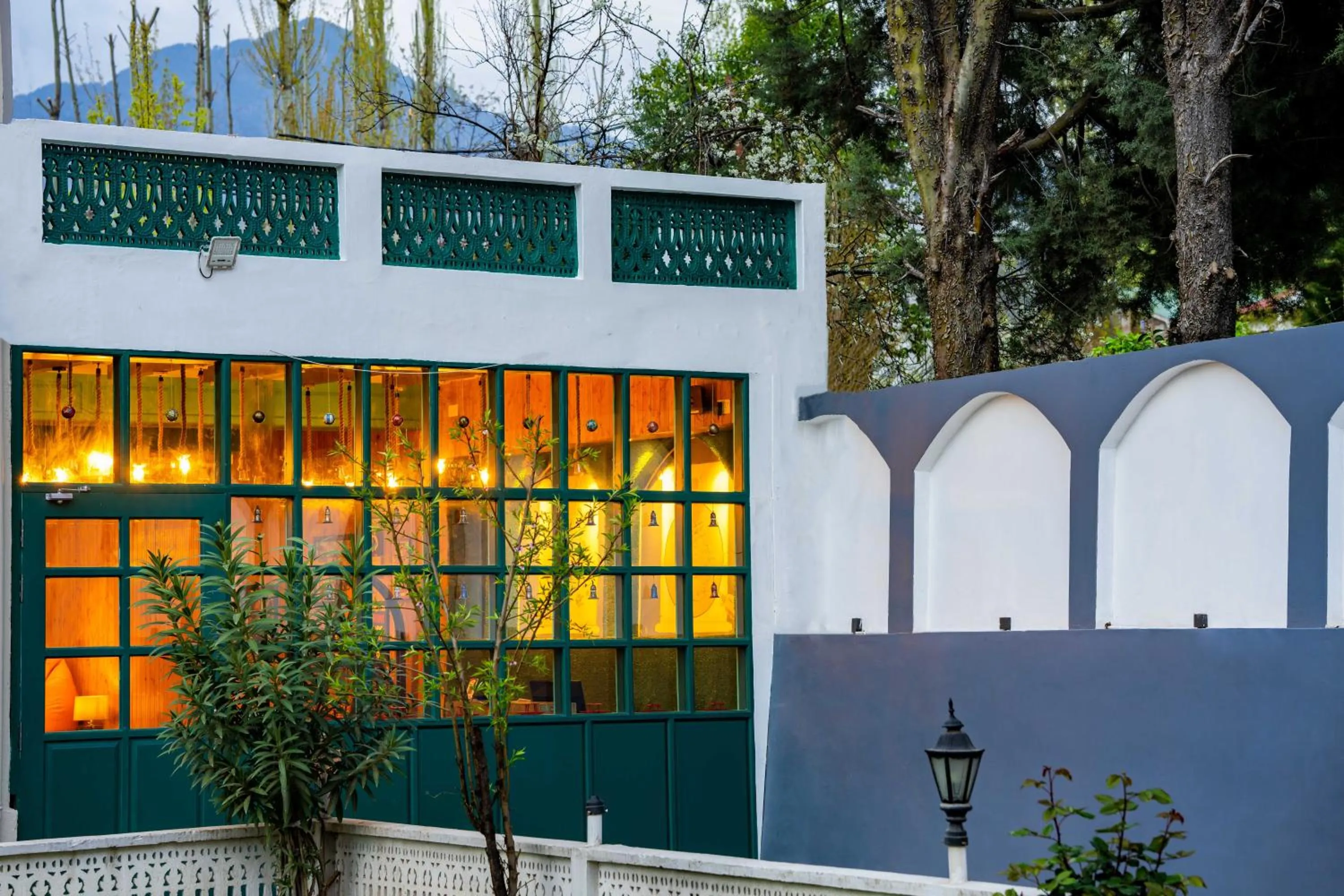 Communal lounge/ TV room in Zostel Srinagar