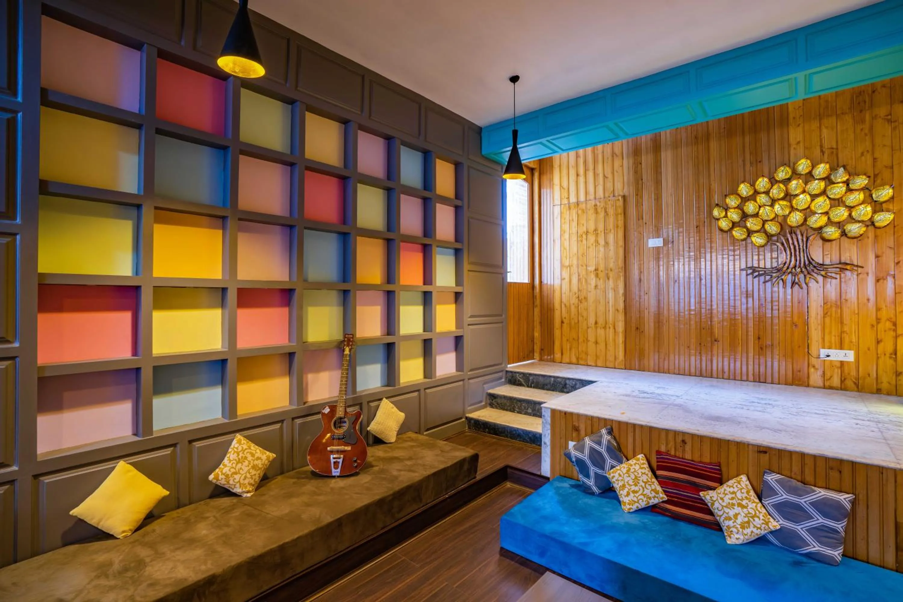 Communal lounge/ TV room in Zostel Srinagar