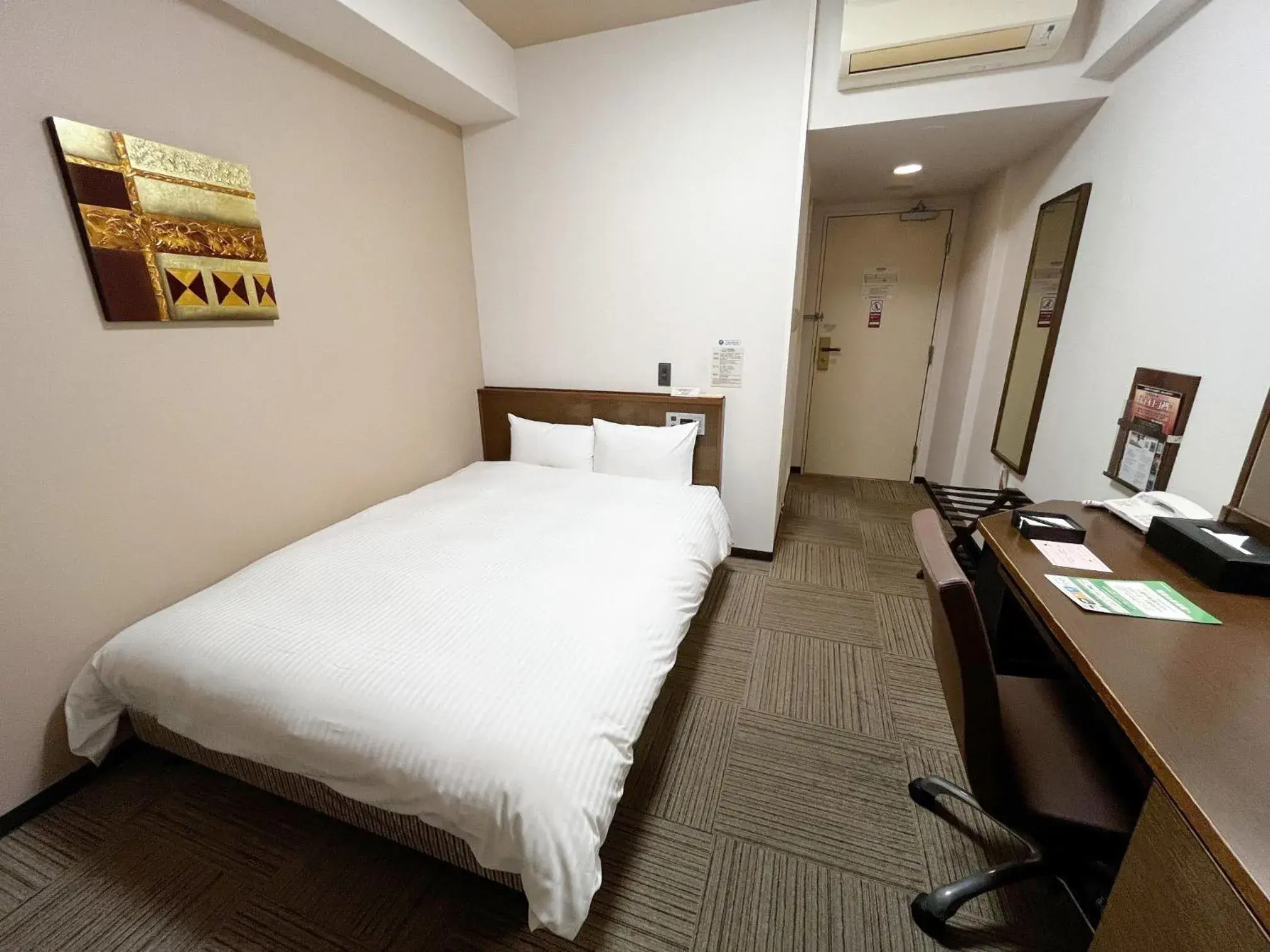 Standard Double Room with Small Double Bed - single occupancy - Non-Smoking in Hotel Route-Inn Hikone Standard Double Room with Small Double Bed - single occupancy - Non-Smoking in Hotel Route-Inn Hikone