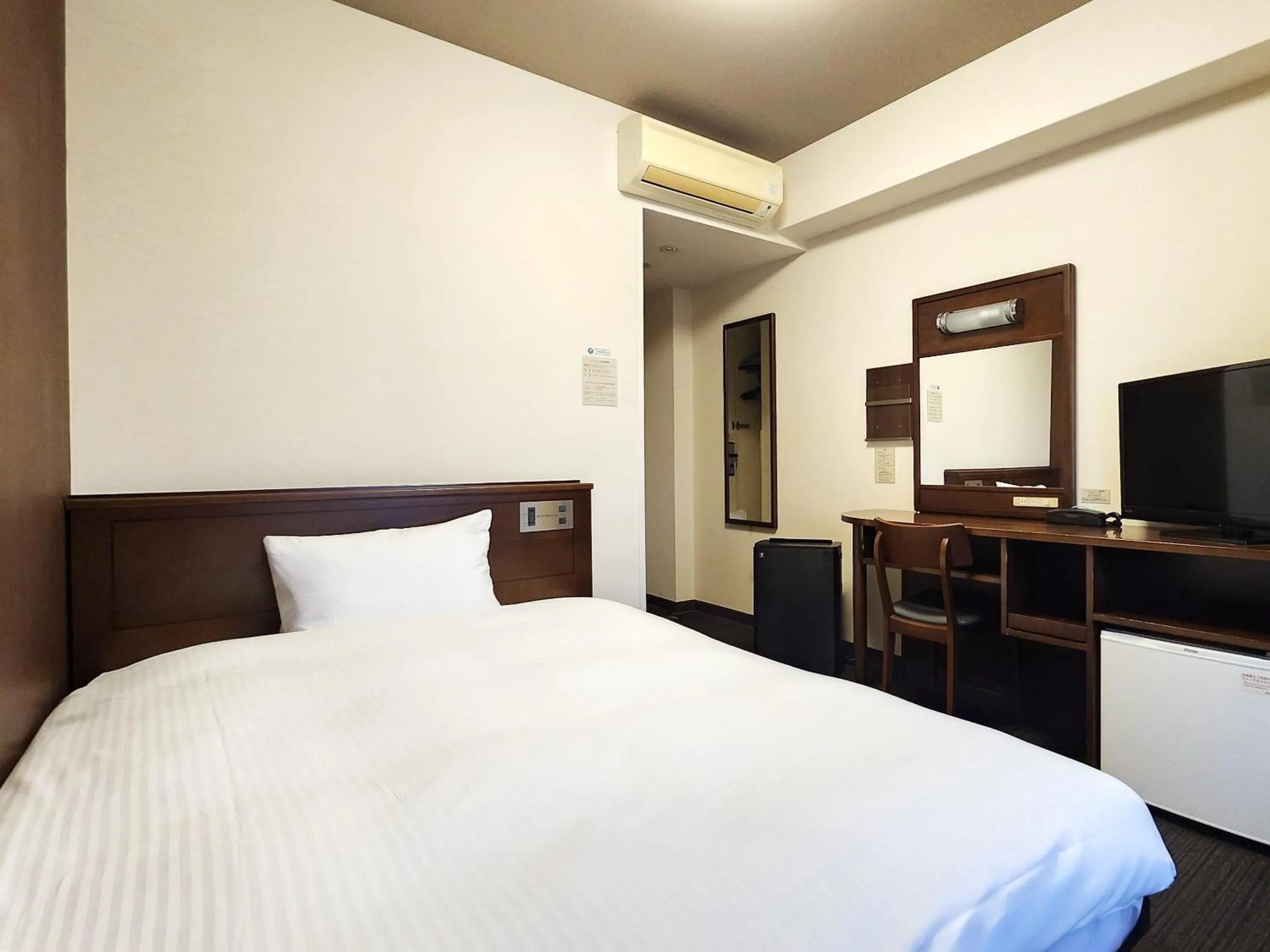 Photo of the whole room, Bed in Hotel Route-Inn Nagahama Inter