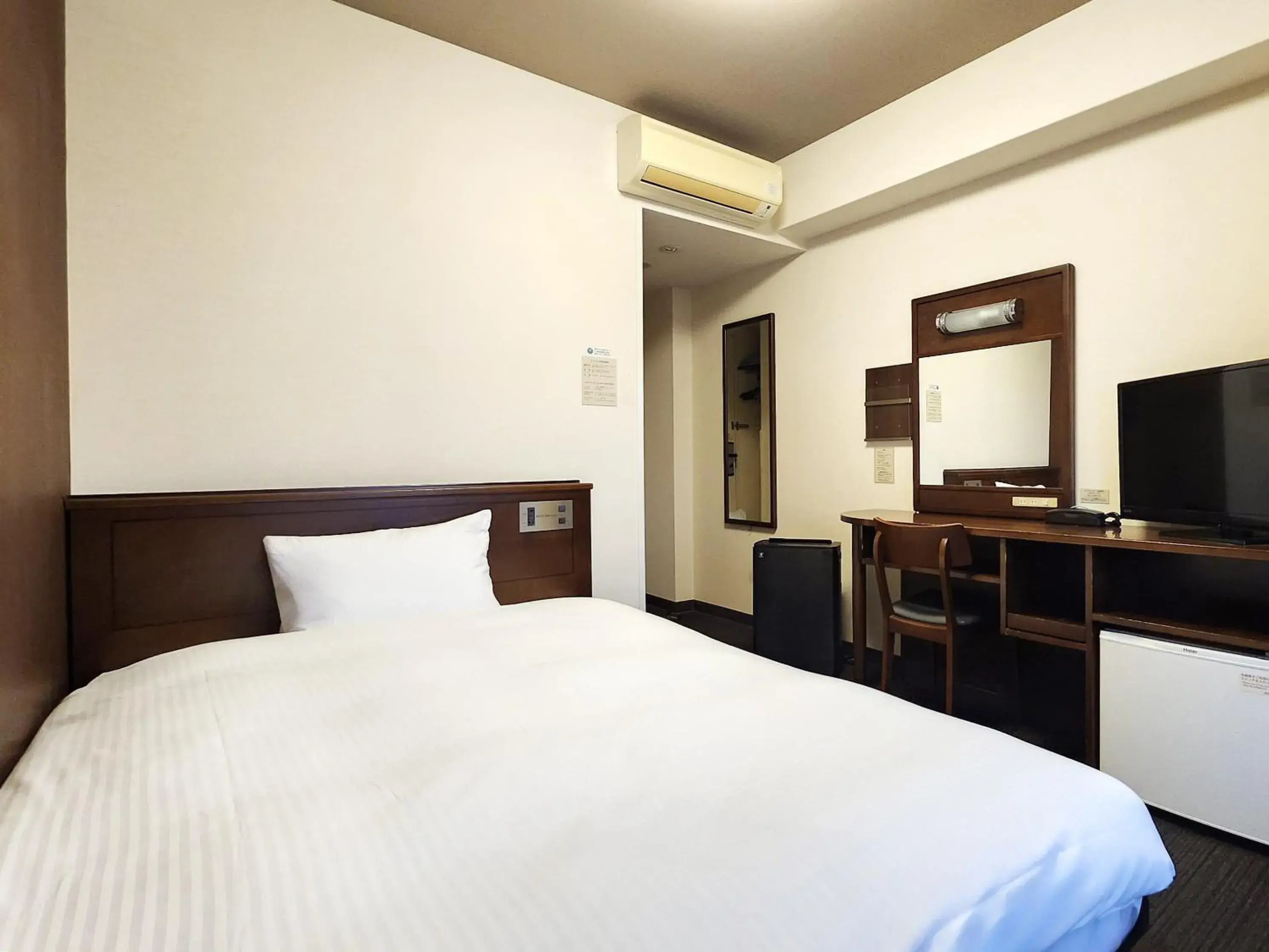 Photo of the whole room, Bed in Hotel Route-Inn Nagahama Inter Photo of the whole room, Bed in Hotel Route-Inn Nagahama Inter