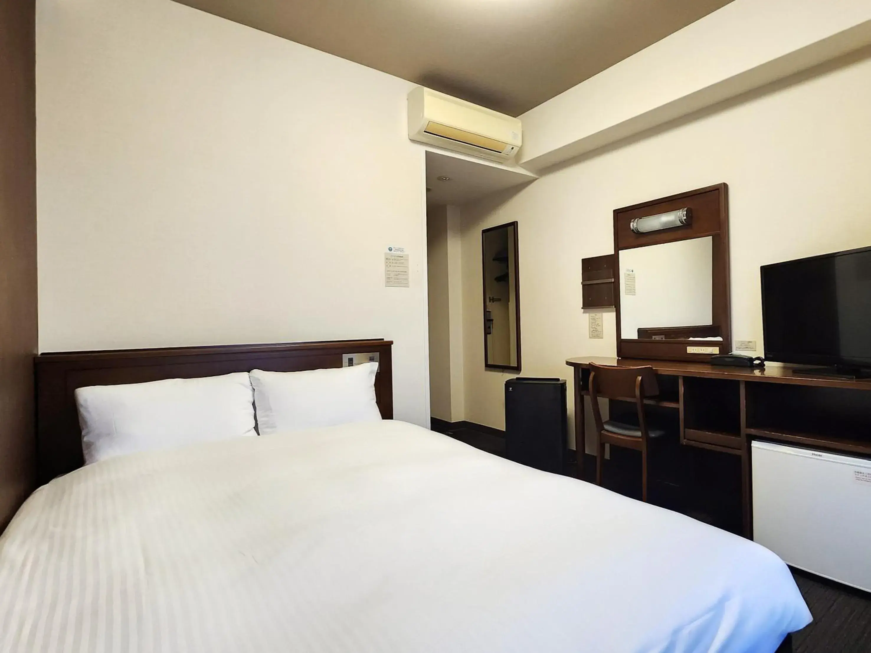 Photo of the whole room, Bed in Hotel Route-Inn Nagahama Inter Photo of the whole room, Bed in Hotel Route-Inn Nagahama Inter