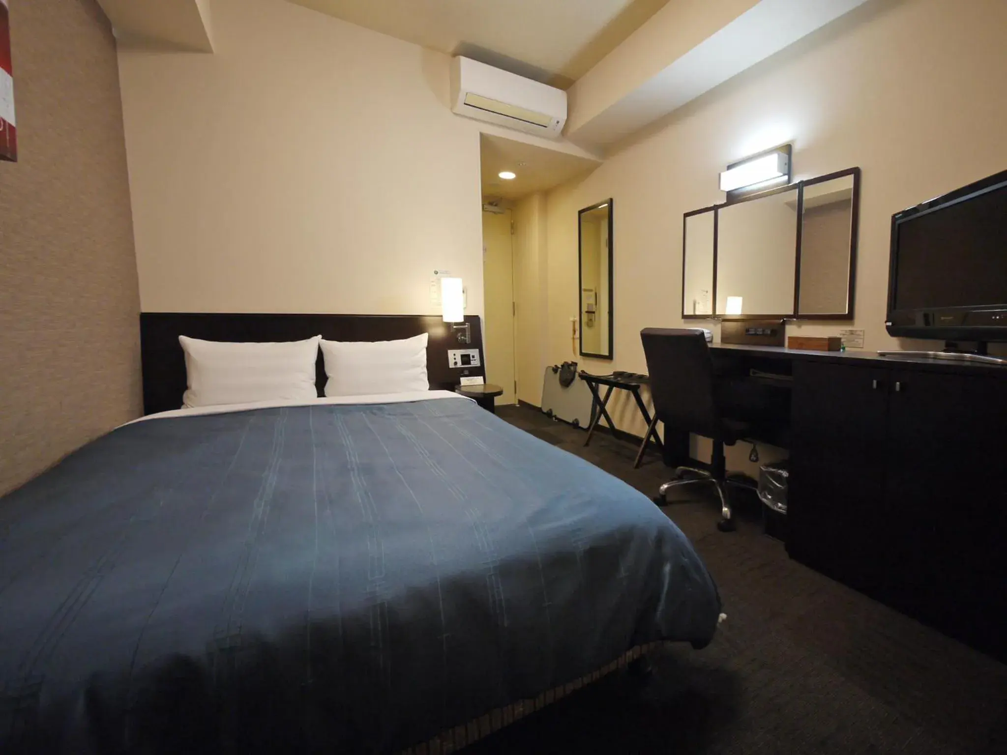 Photo of the whole room, Bed in Hotel Route-Inn Hisai Inter Photo of the whole room, Bed in Hotel Route-Inn Hisai Inter