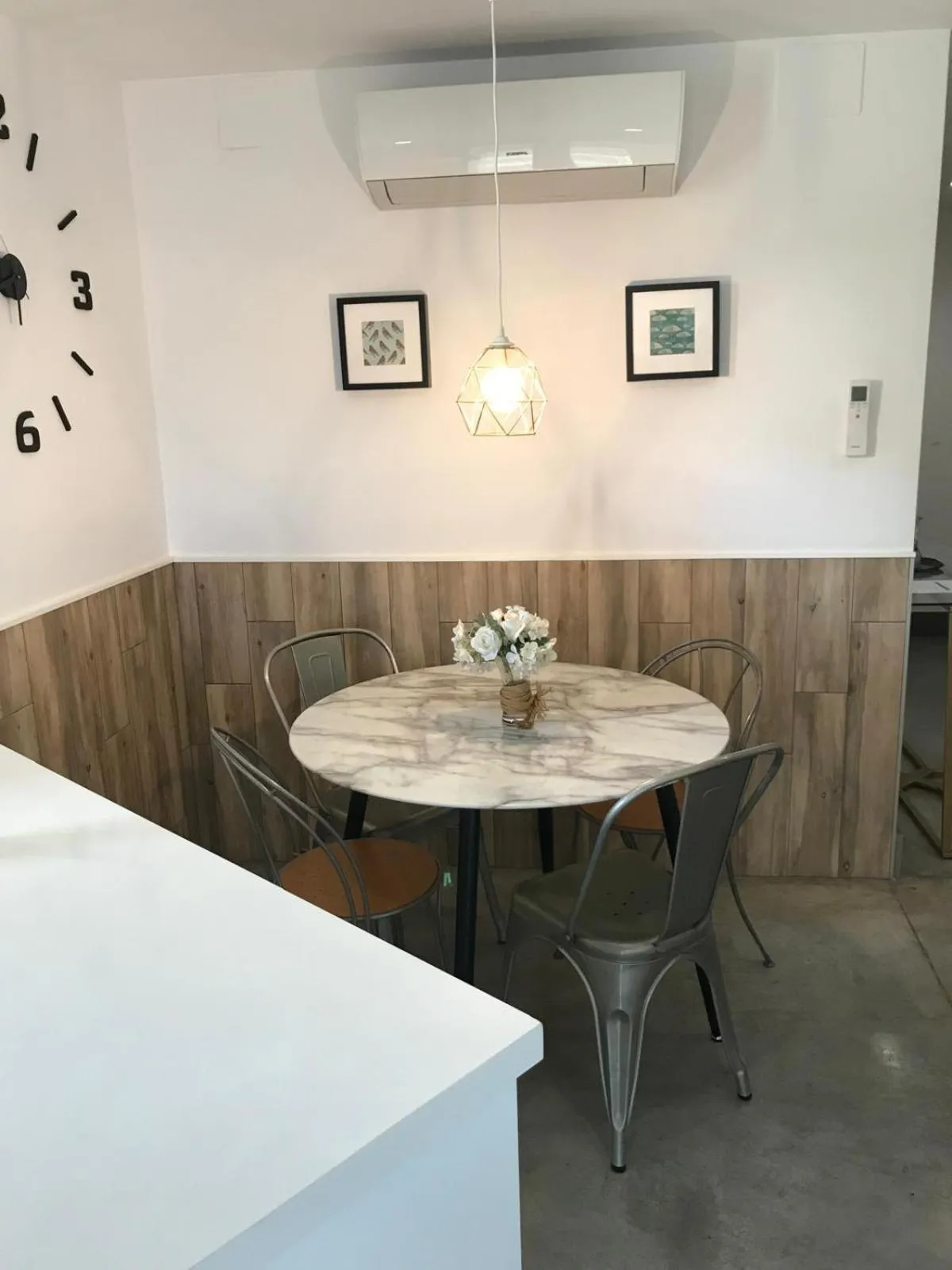 Dining area in Urban House Siurot 33