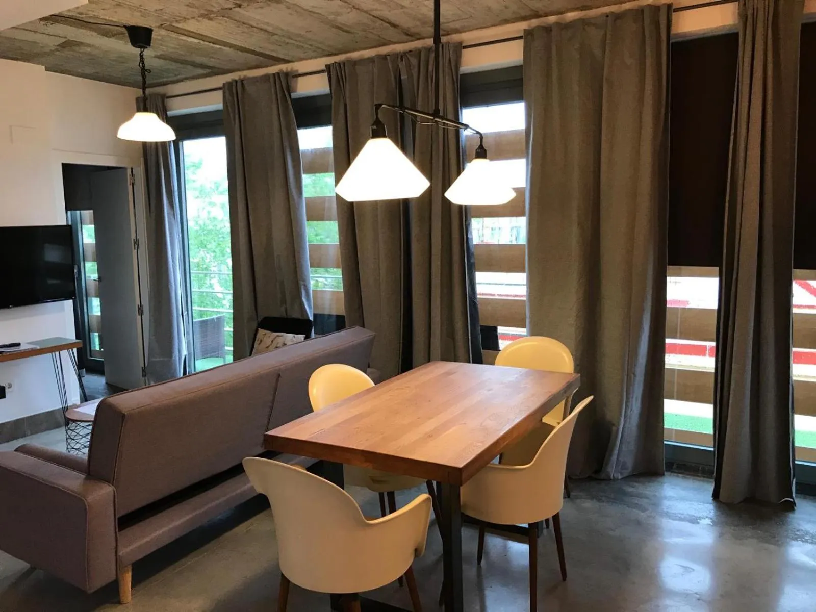 Dining area in Urban House Siurot 33