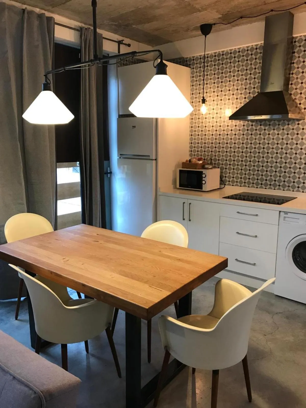 Dining area in Urban House Siurot 33