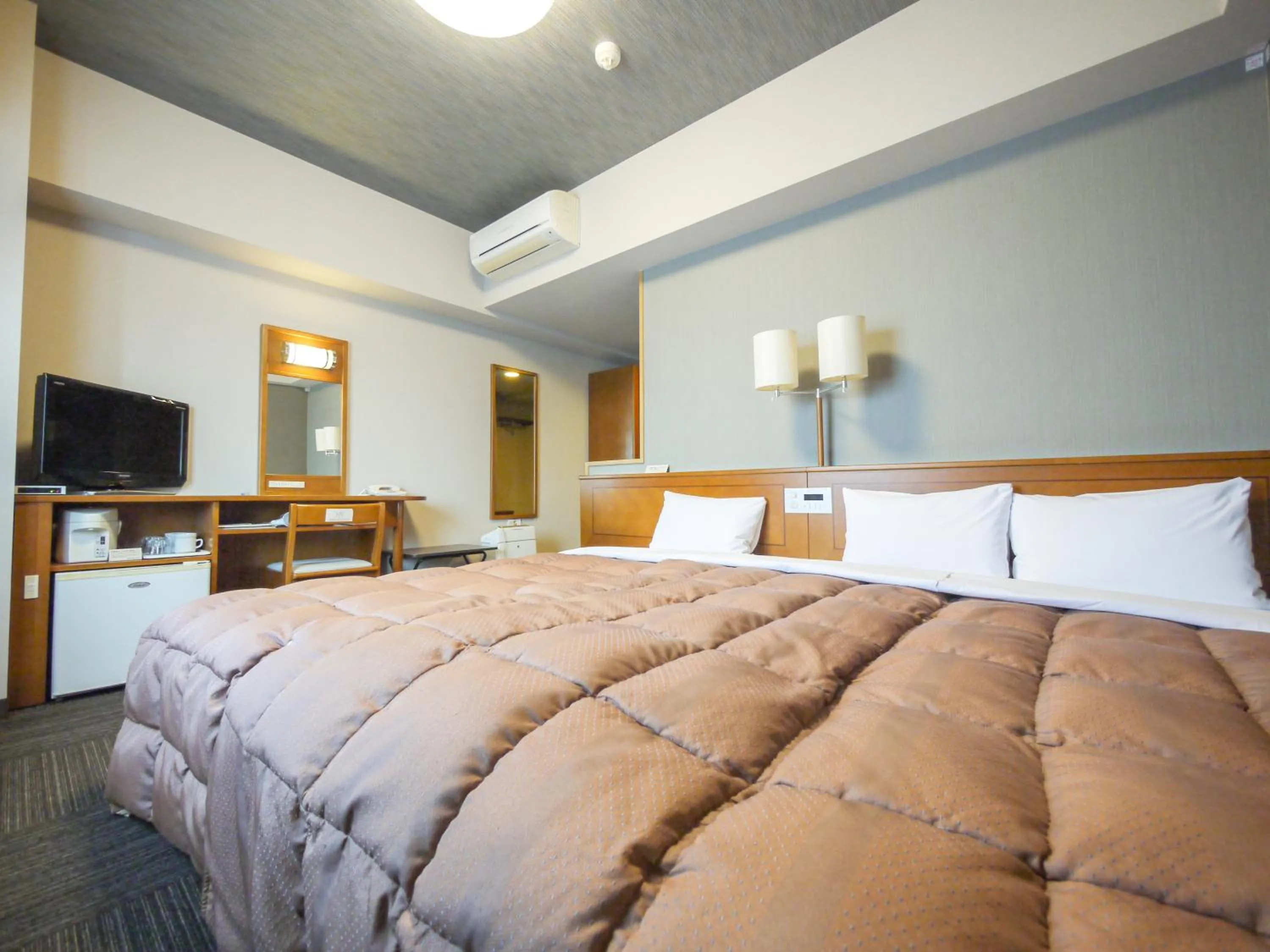 Photo of the whole room, Bed in Hotel Route-Inn Matsusaka Ekihigashi