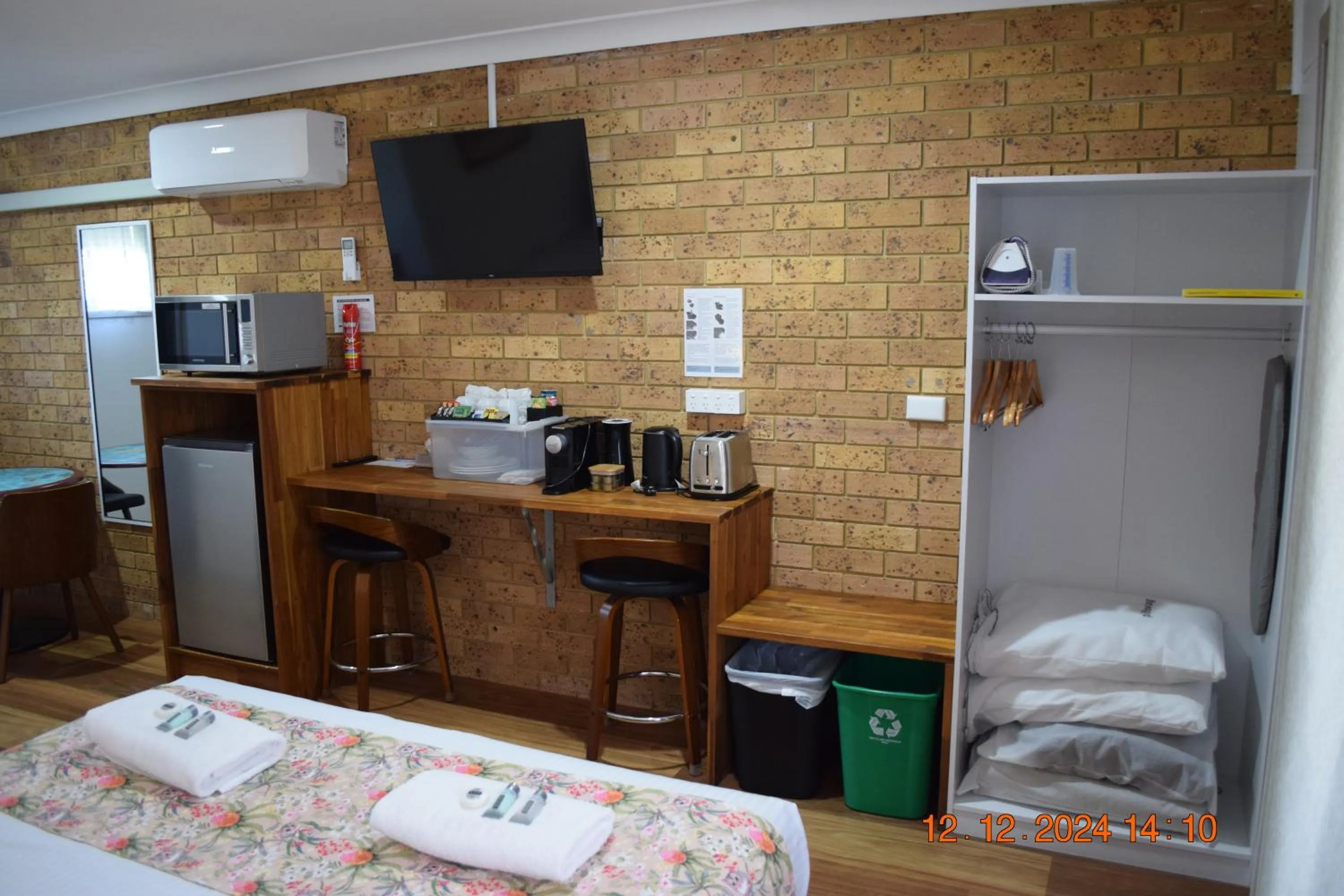 TV and multimedia, Bed in Taree Country Motel