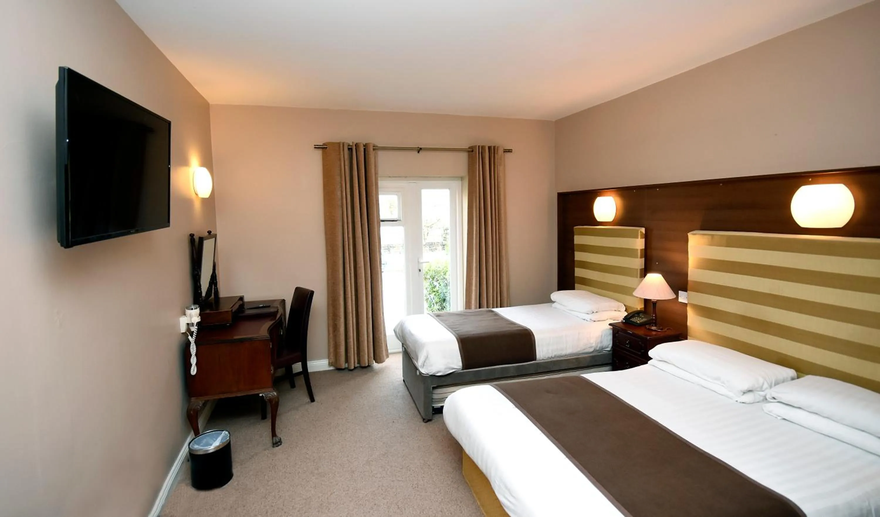 Bedroom, Bed in Leenane Hotel