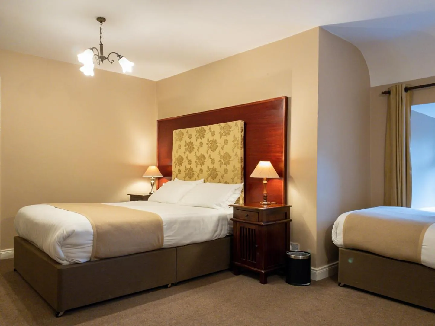 Bedroom, Bed in Leenane Hotel