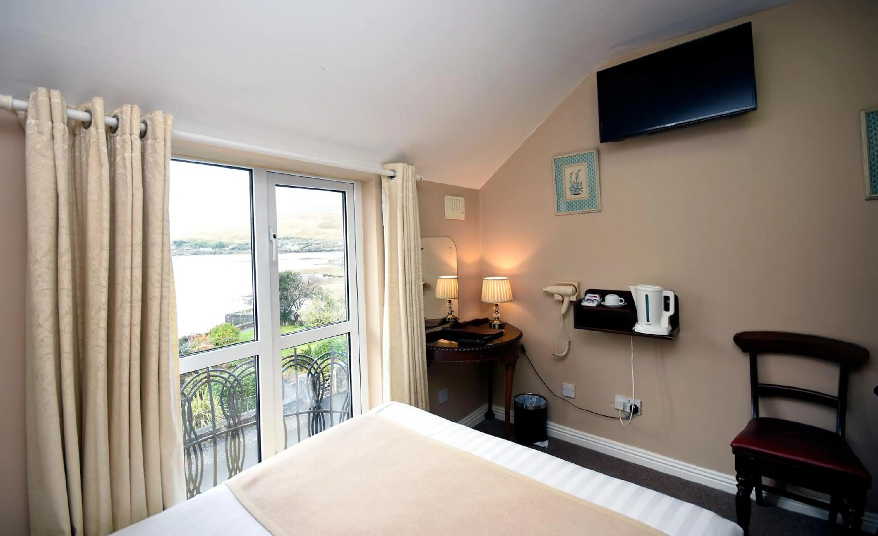 Bedroom, Bed in Leenane Hotel