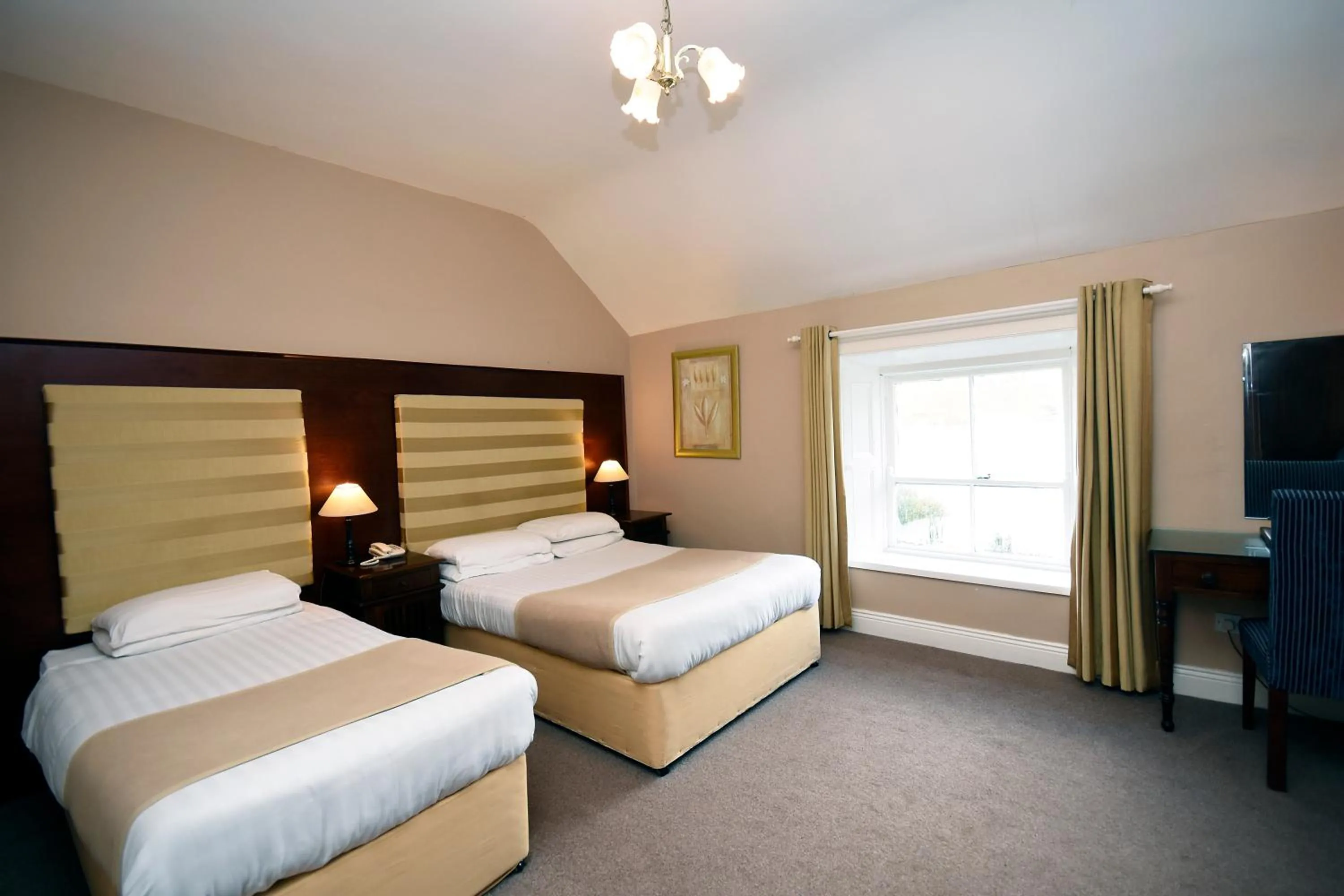 Bedroom, Bed in Leenane Hotel