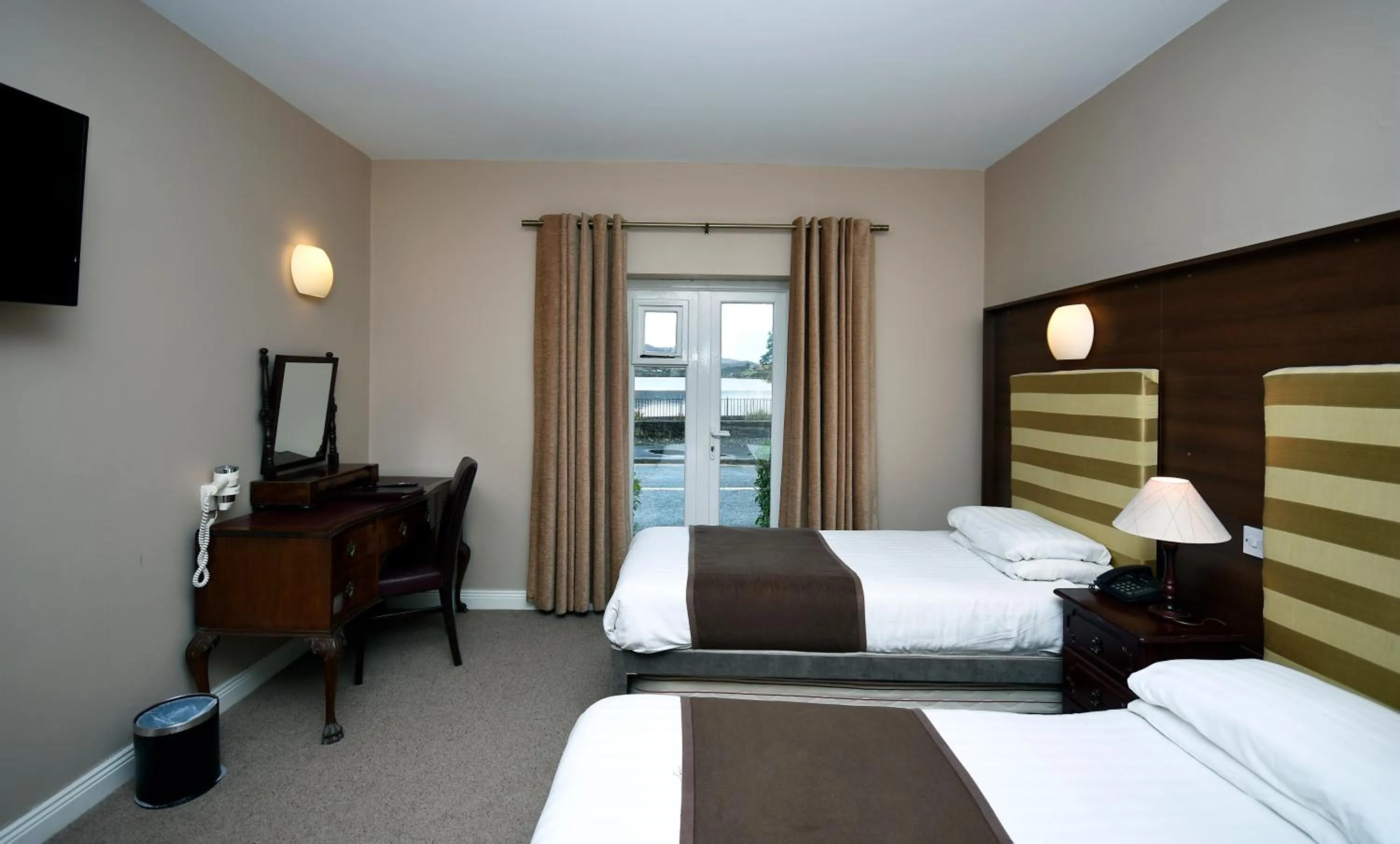 Bedroom, Bed in Leenane Hotel