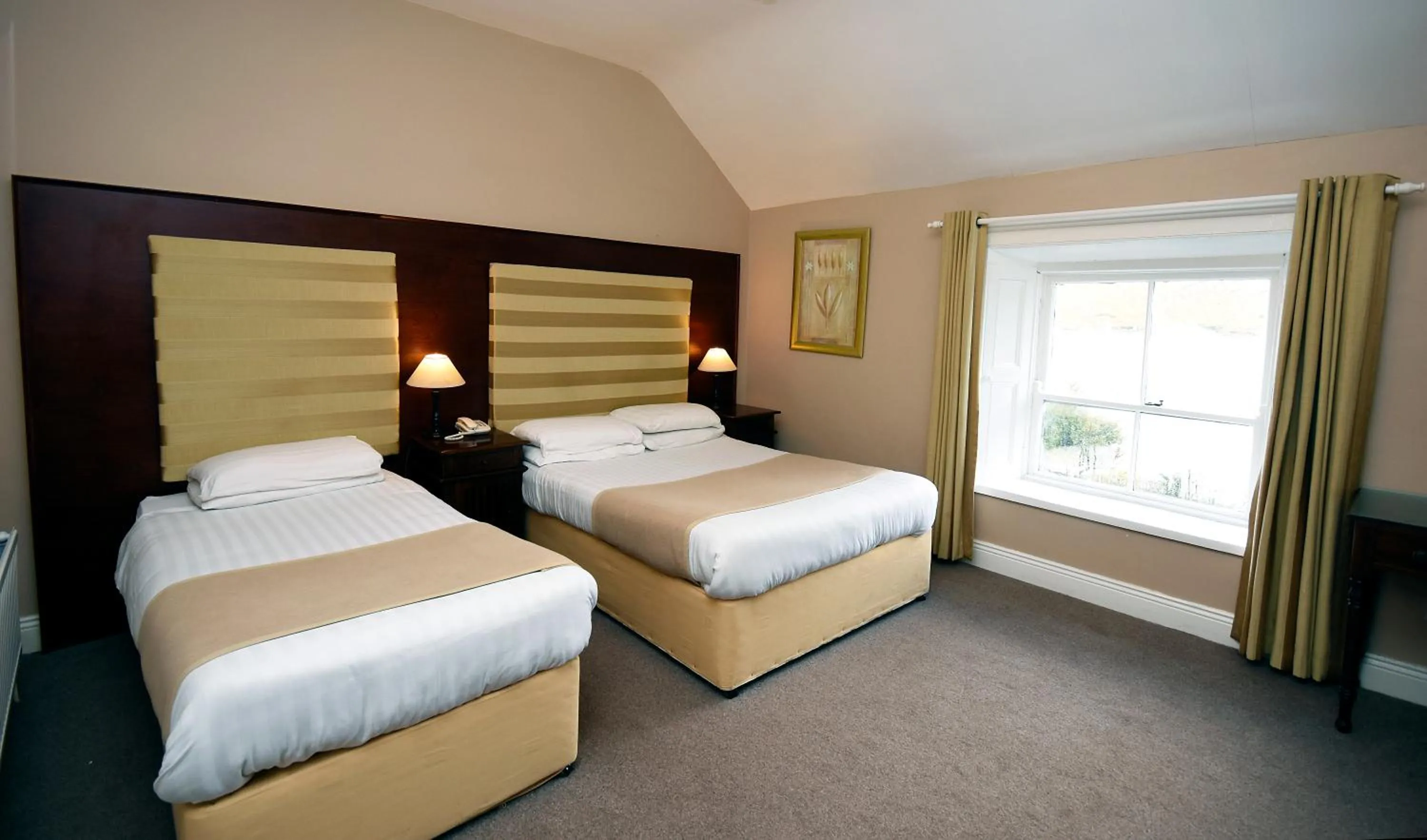 Bedroom, Bed in Leenane Hotel