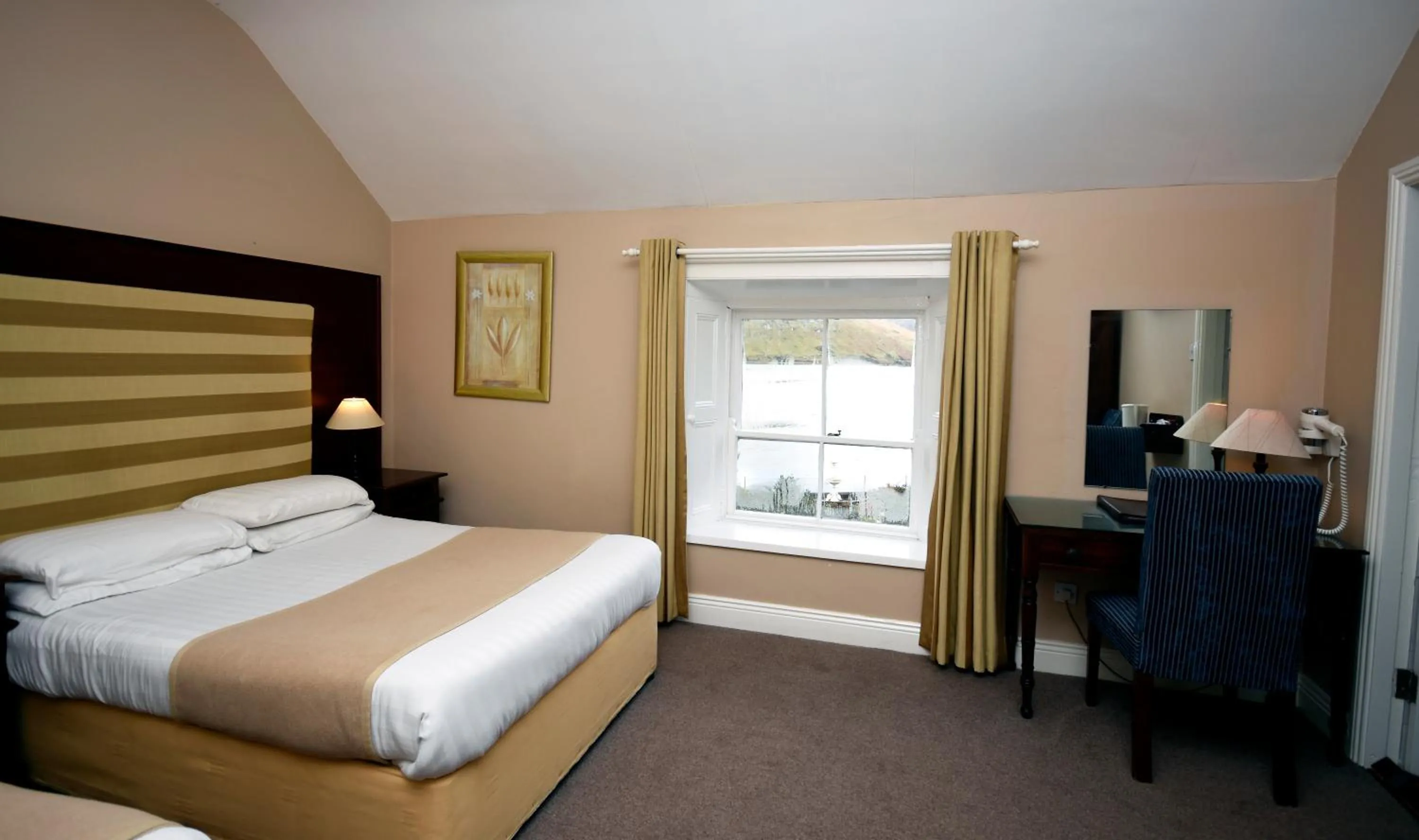 Bedroom, Bed in Leenane Hotel