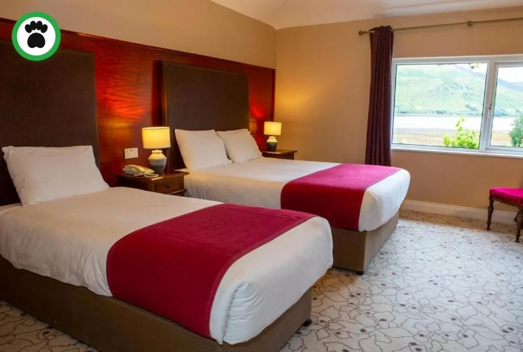 Bedroom, Bed in Leenane Hotel