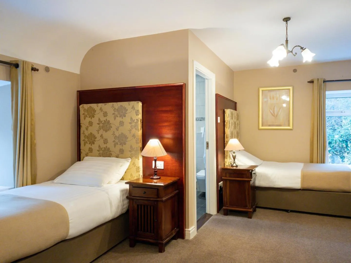 Bedroom, Bed in Leenane Hotel
