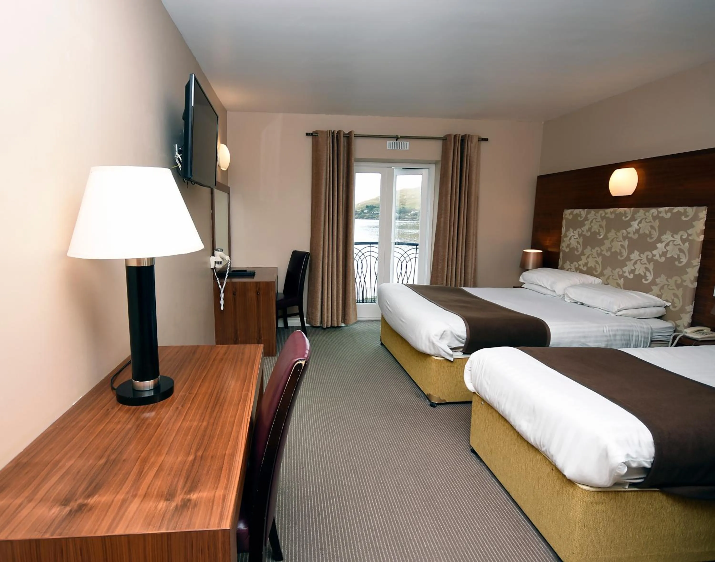 Bedroom, Bed in Leenane Hotel