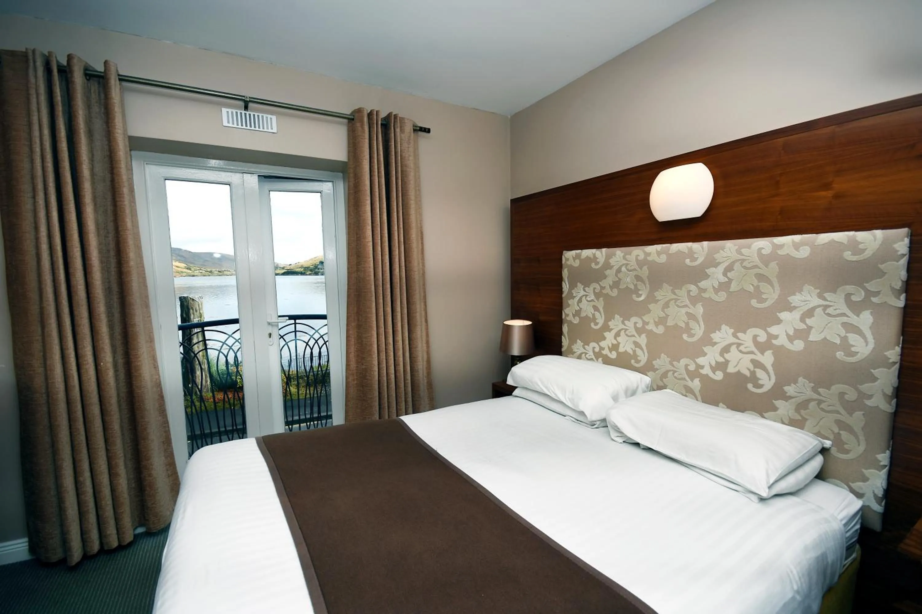 Bedroom, Bed in Leenane Hotel