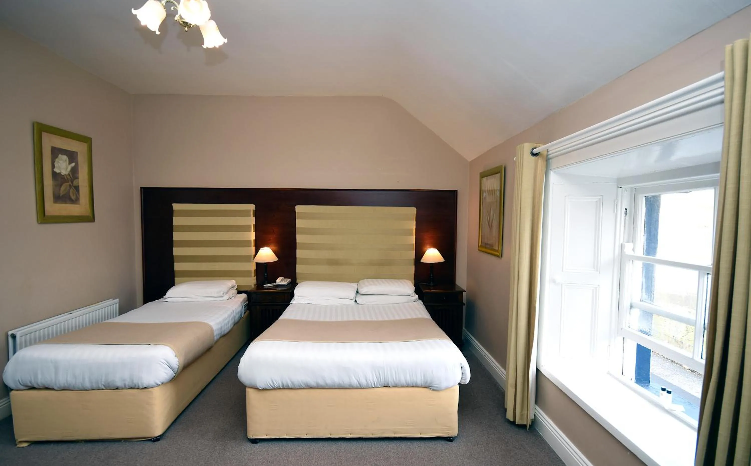 Bedroom, Bed in Leenane Hotel