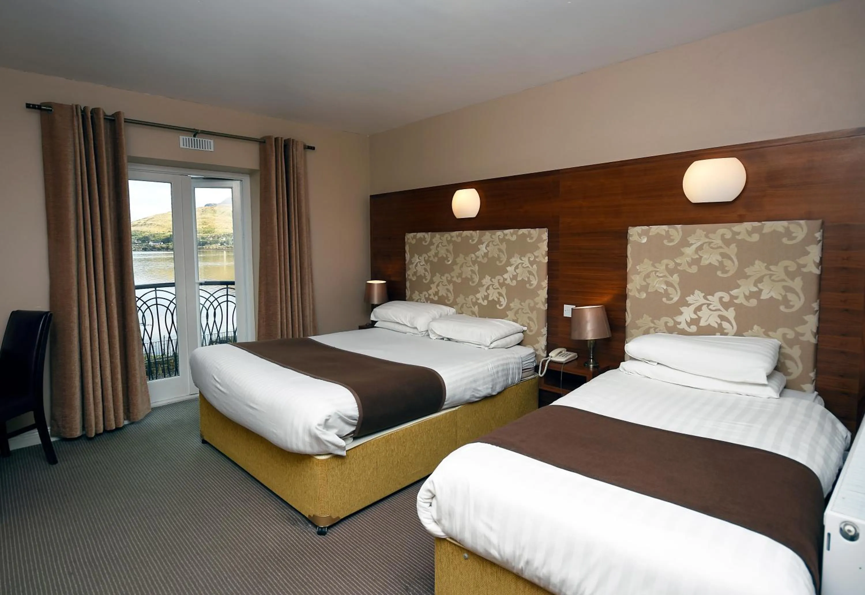 Bedroom, Bed in Leenane Hotel