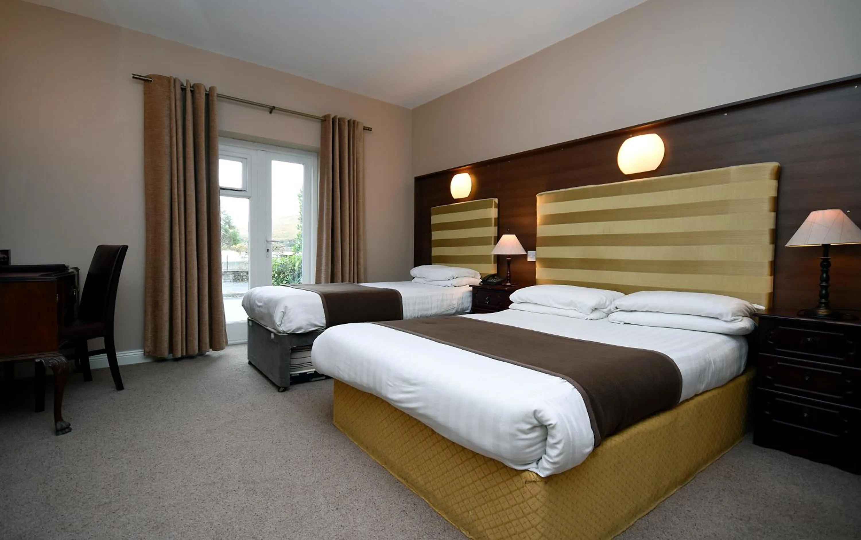 Bedroom, Bed in Leenane Hotel